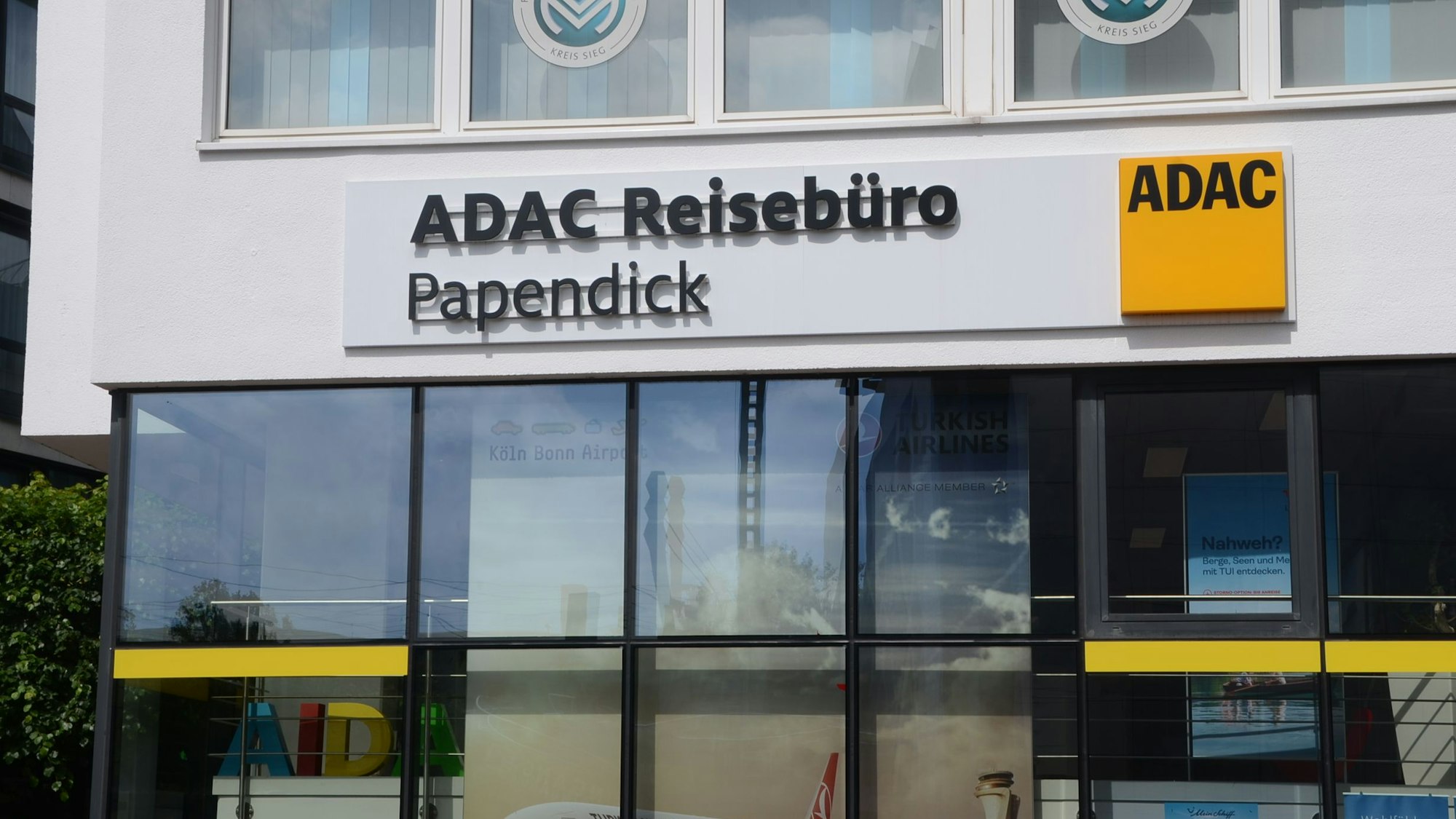 Außenansicht eines ADAC-Reisebüros.