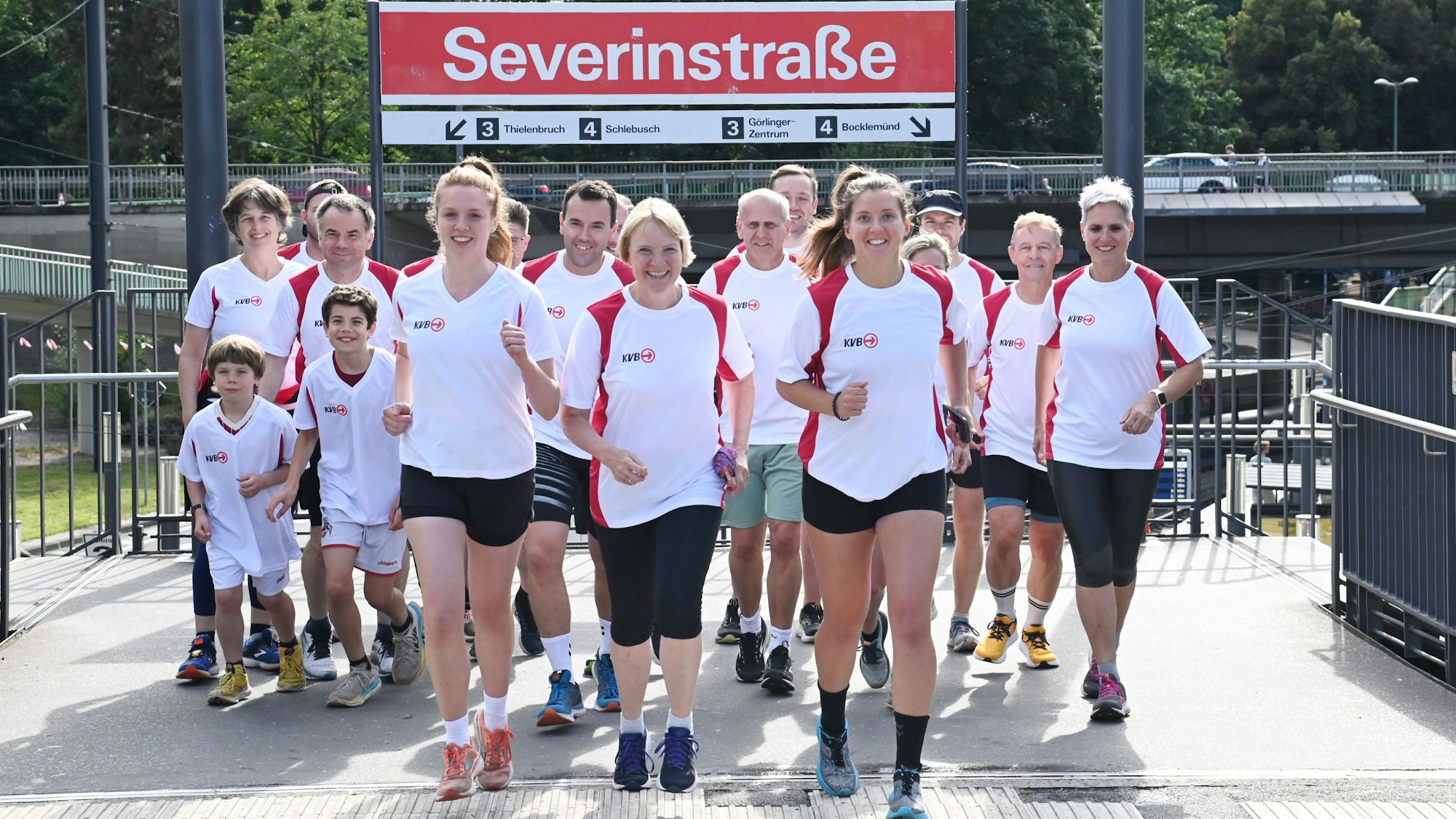 Sophia Stauding (links), KVB-Chefin Stefanie Haaks (Mitte) und Katharina Oeltermann (rechts) beim Spendenlauf entlang der Linie 17.