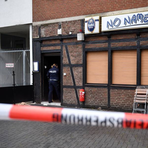 Eine Polizistin am Tatort in Nippes im Jahr 2015