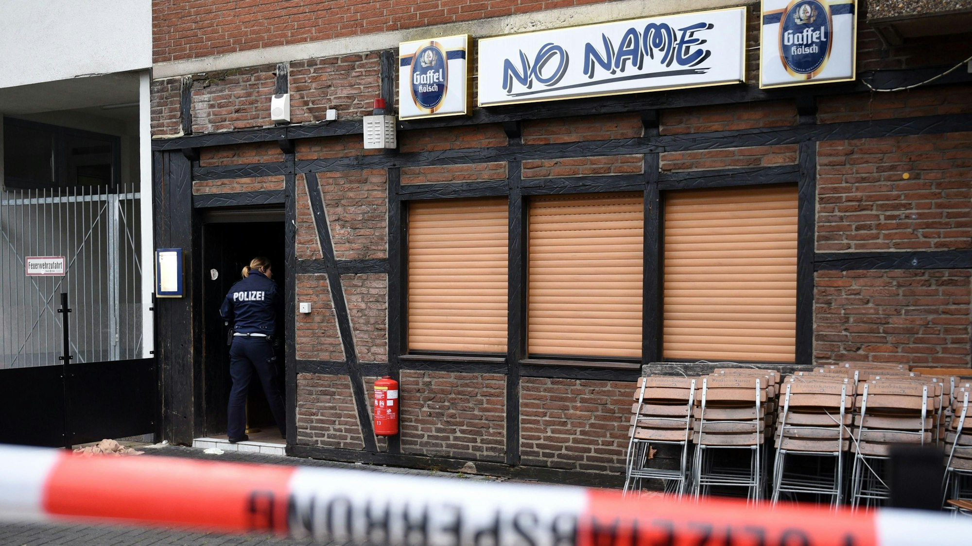 Eine Polizistin am Tatort in Nippes im Jahr 2015