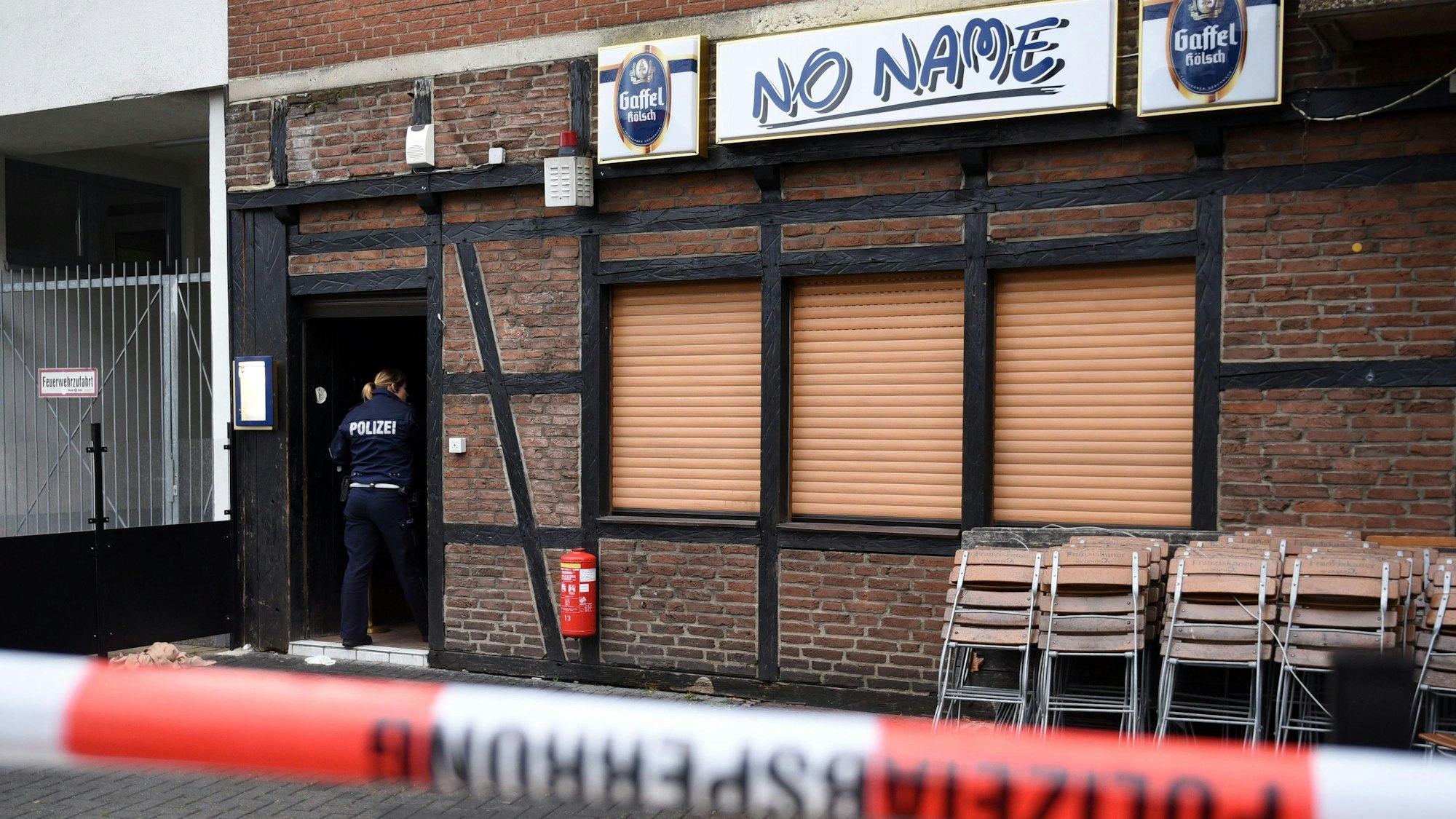 Eine Polizistin am Tatort in Nippes nach der tödlichen Schießerei im Jahr 2015