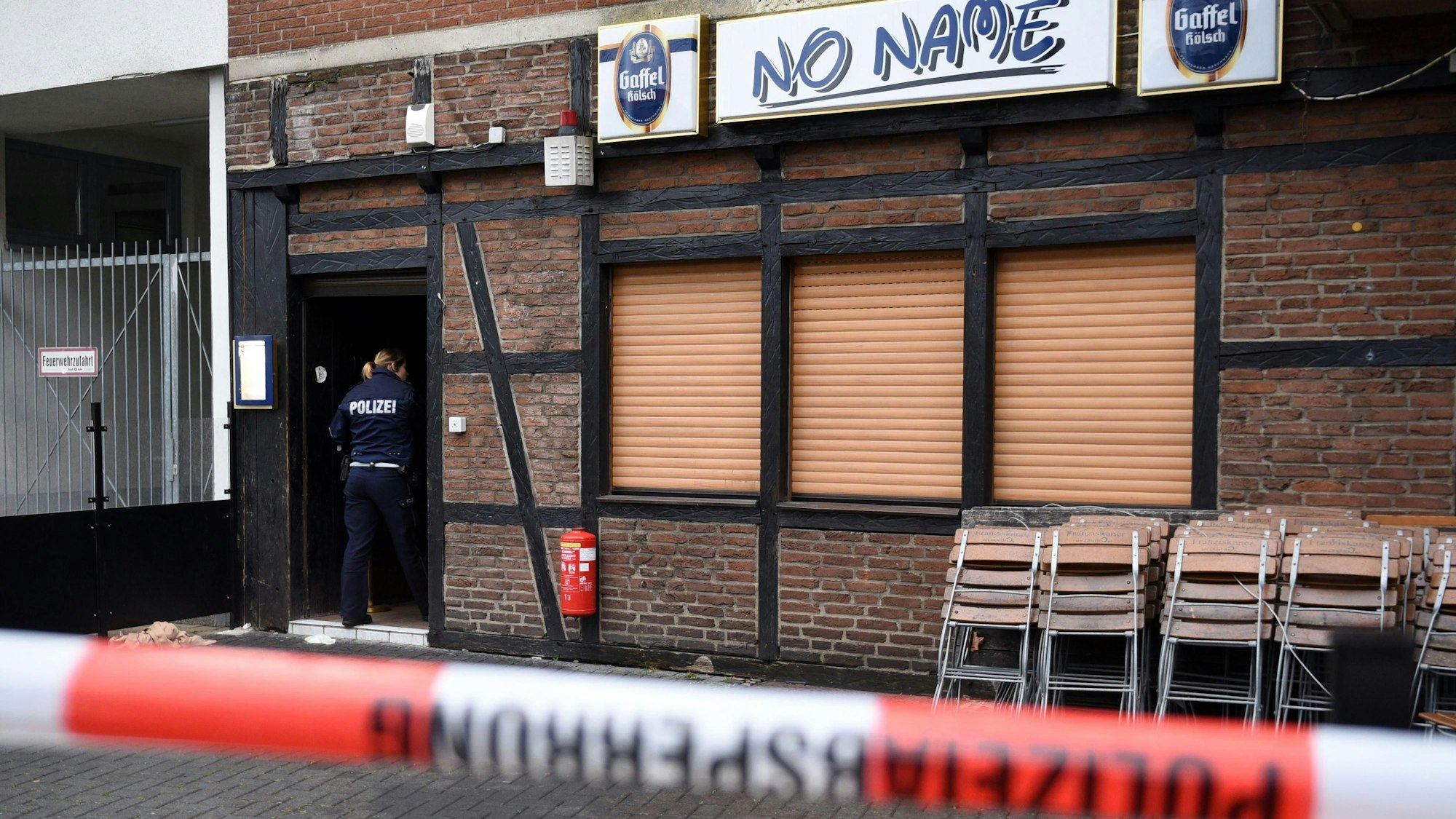 Eine Polizistin am Tatort in Nippes im Jahr 2015