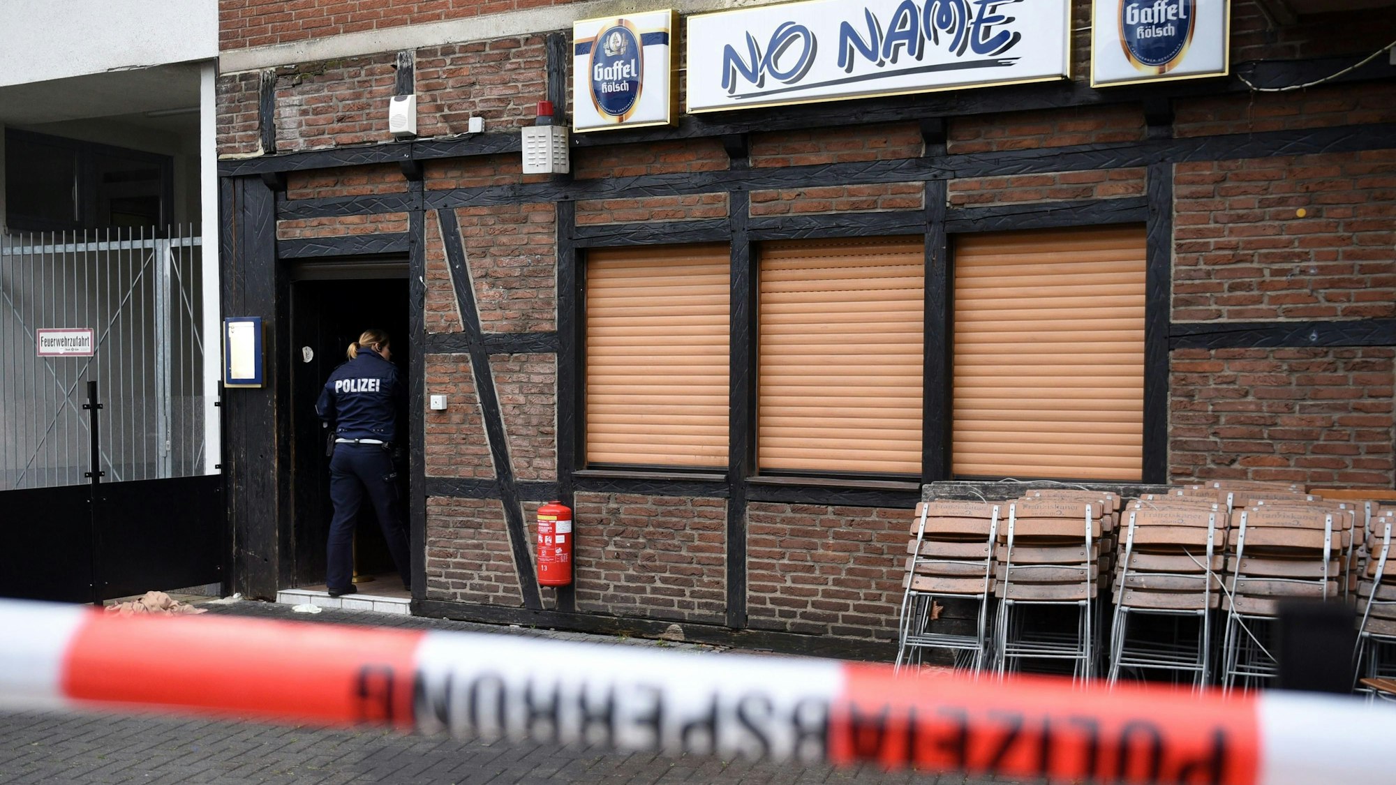 Eine Polizistin am Tatort in Nippes im Jahr 2015