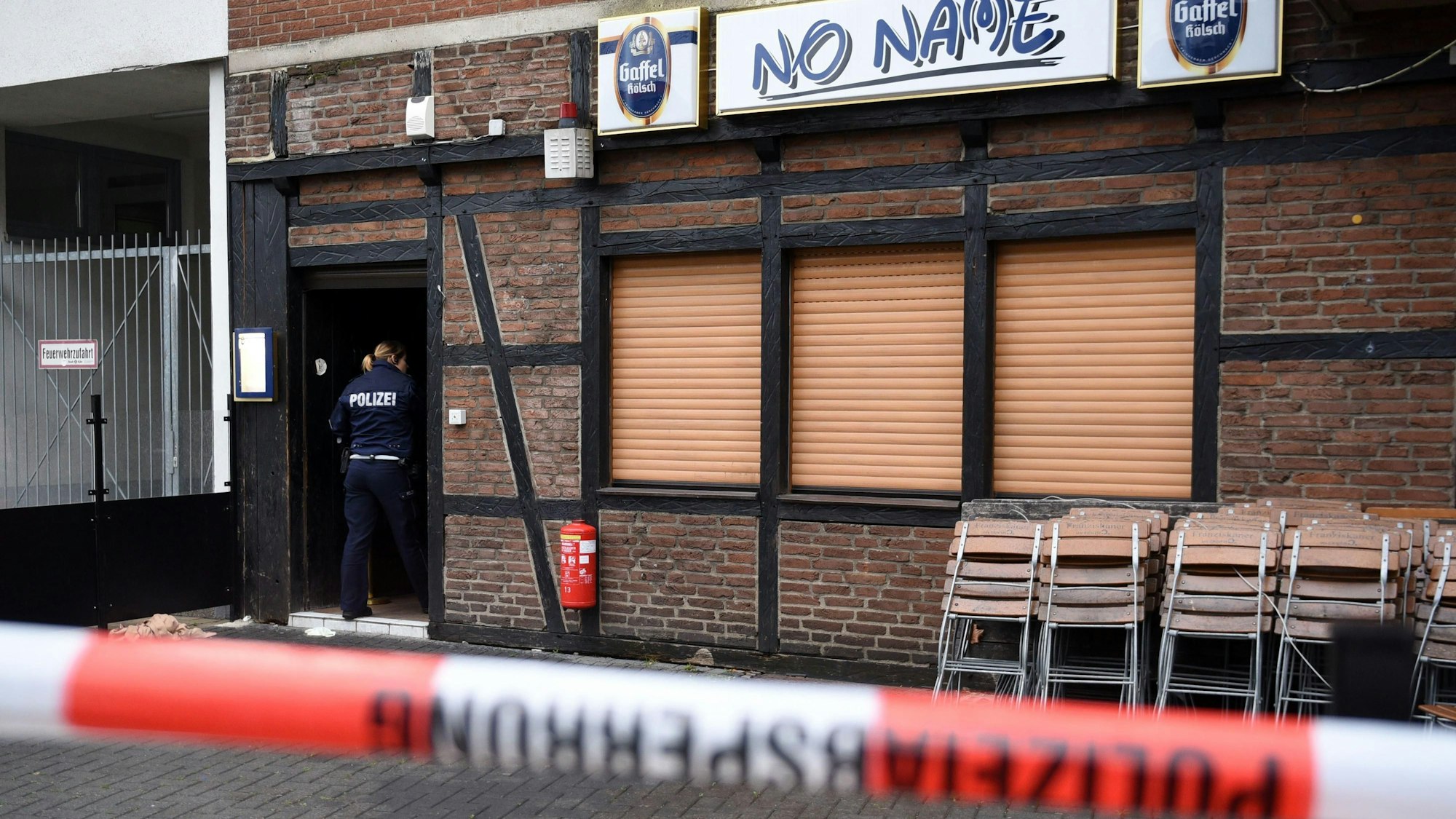 Eine Polizistin am Tatort in Nippes im Jahr 2015