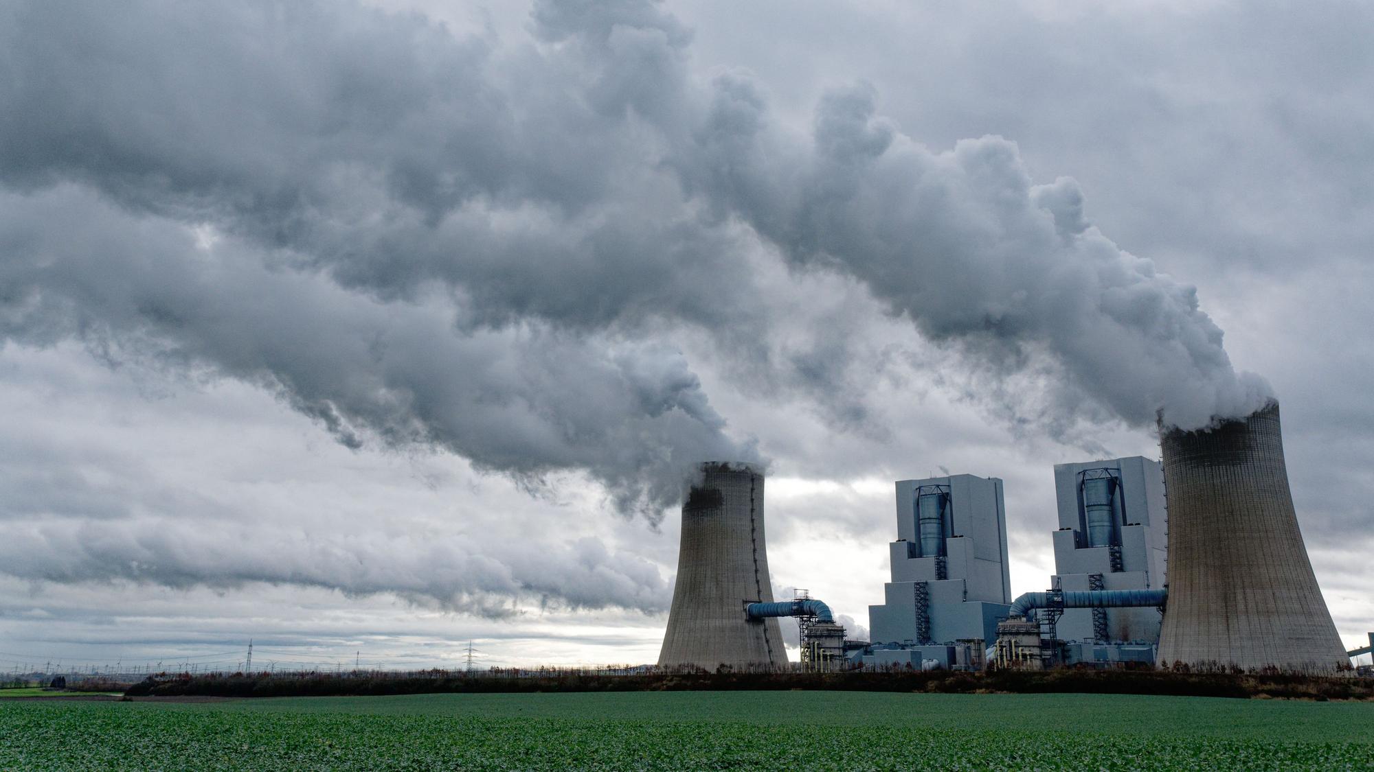 Dampf steigt aus den Kühltürmen der Blöcke F und G des RWE Braunkohlekraftwerks Neurath. Drei Blöcke von RWE Braunkohlekraftwerken werden zum Jahresende stillgelegt. Laut Planung sollen die Blöcke F und G noch bis 2038 Weiter Strom Liefern. +++ dpa-Bildfunk +++