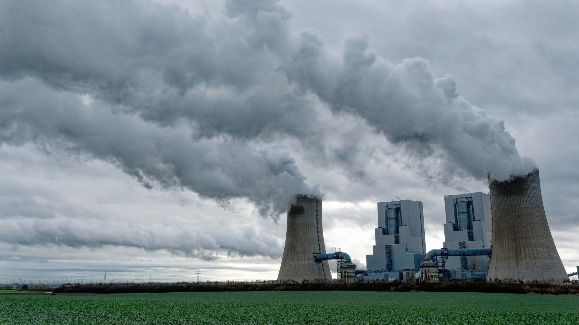 Dampf steigt aus den Kühltürmen der Blöcke F und G des RWE Braunkohlekraftwerks Neurath. Drei Blöcke von RWE Braunkohlekraftwerken werden zum Jahresende stillgelegt. Laut Planung sollen die Blöcke F und G noch bis 2038 Weiter Strom Liefern. +++ dpa-Bildfunk +++
