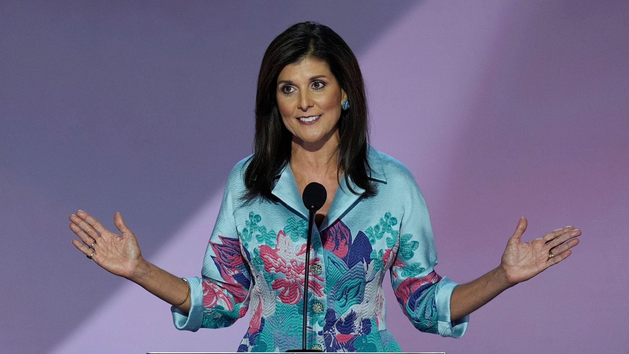 16.07.2024, USA, Milwaukee: Die ehemalige UN-Botschafterin Nikki Haley spricht am zweiten Tag der Republican National Convention. Foto: J. Scott Applewhite/AP +++ dpa-Bildfunk +++