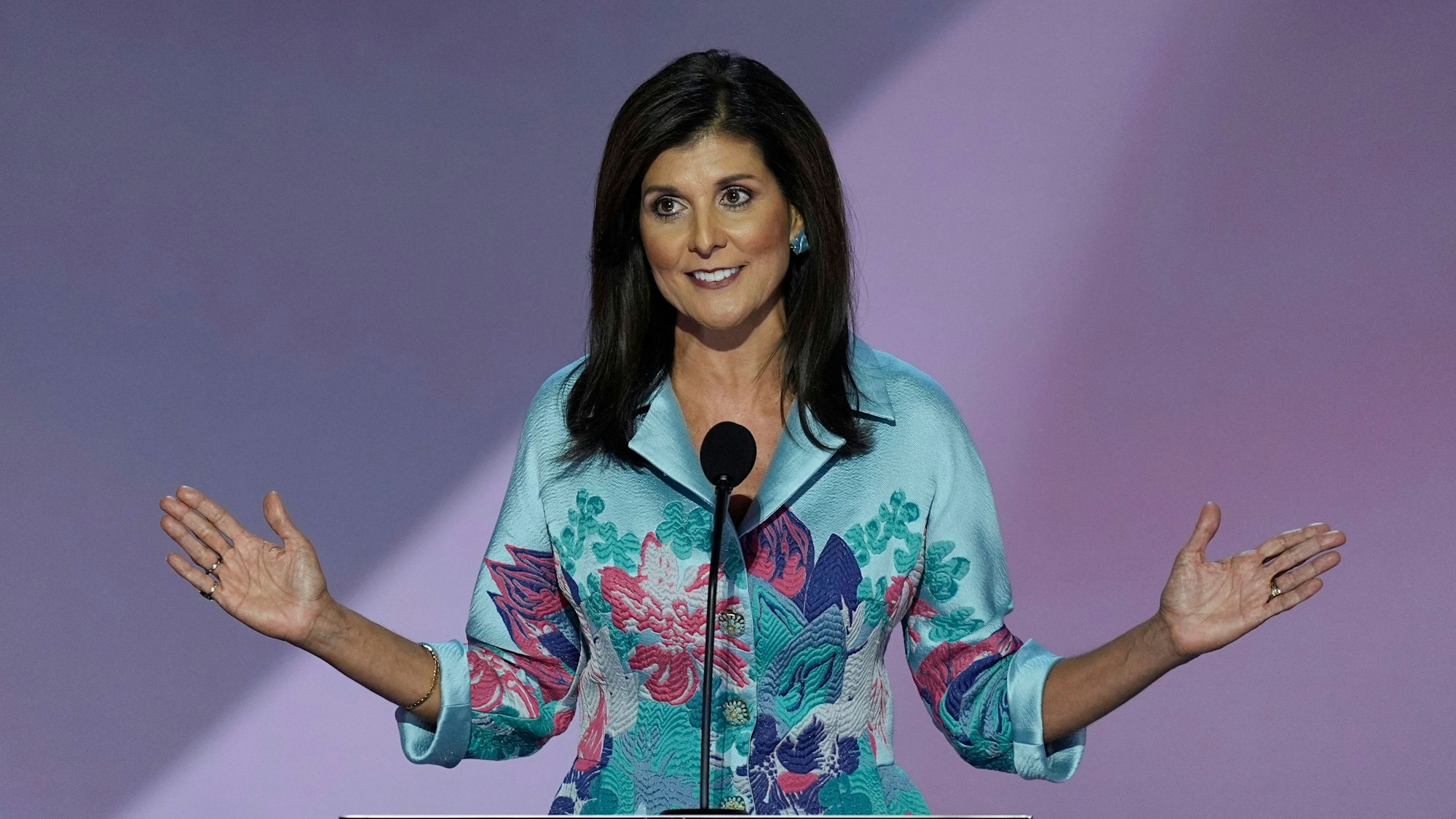 16.07.2024, USA, Milwaukee: Die ehemalige UN-Botschafterin Nikki Haley spricht am zweiten Tag der Republican National Convention. Foto: J. Scott Applewhite/AP +++ dpa-Bildfunk +++