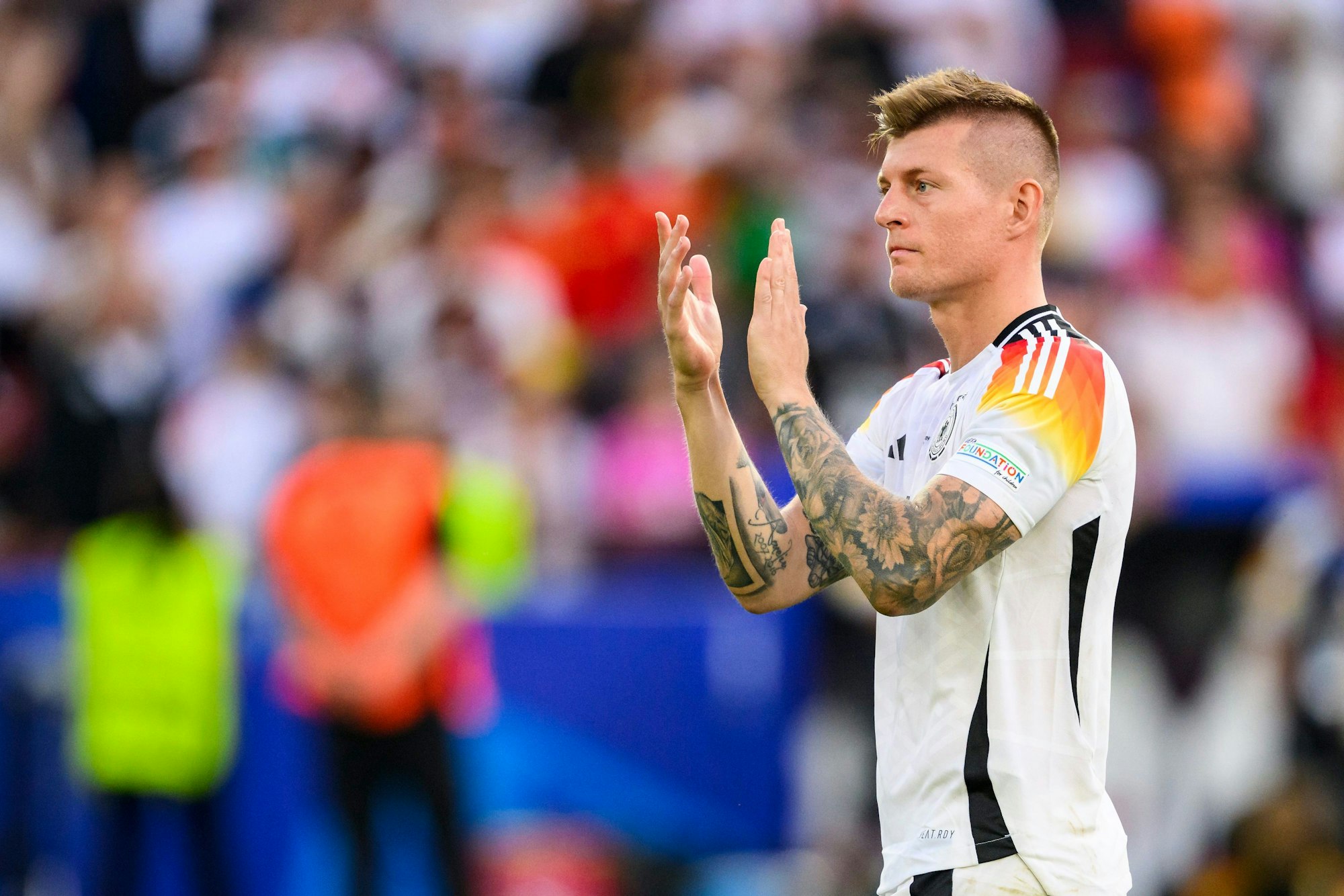 Deutschlands Toni Kroos bedankt sich nach dem Spiel bei den Fans für die Unterstützung und reagiert unzufrieden.