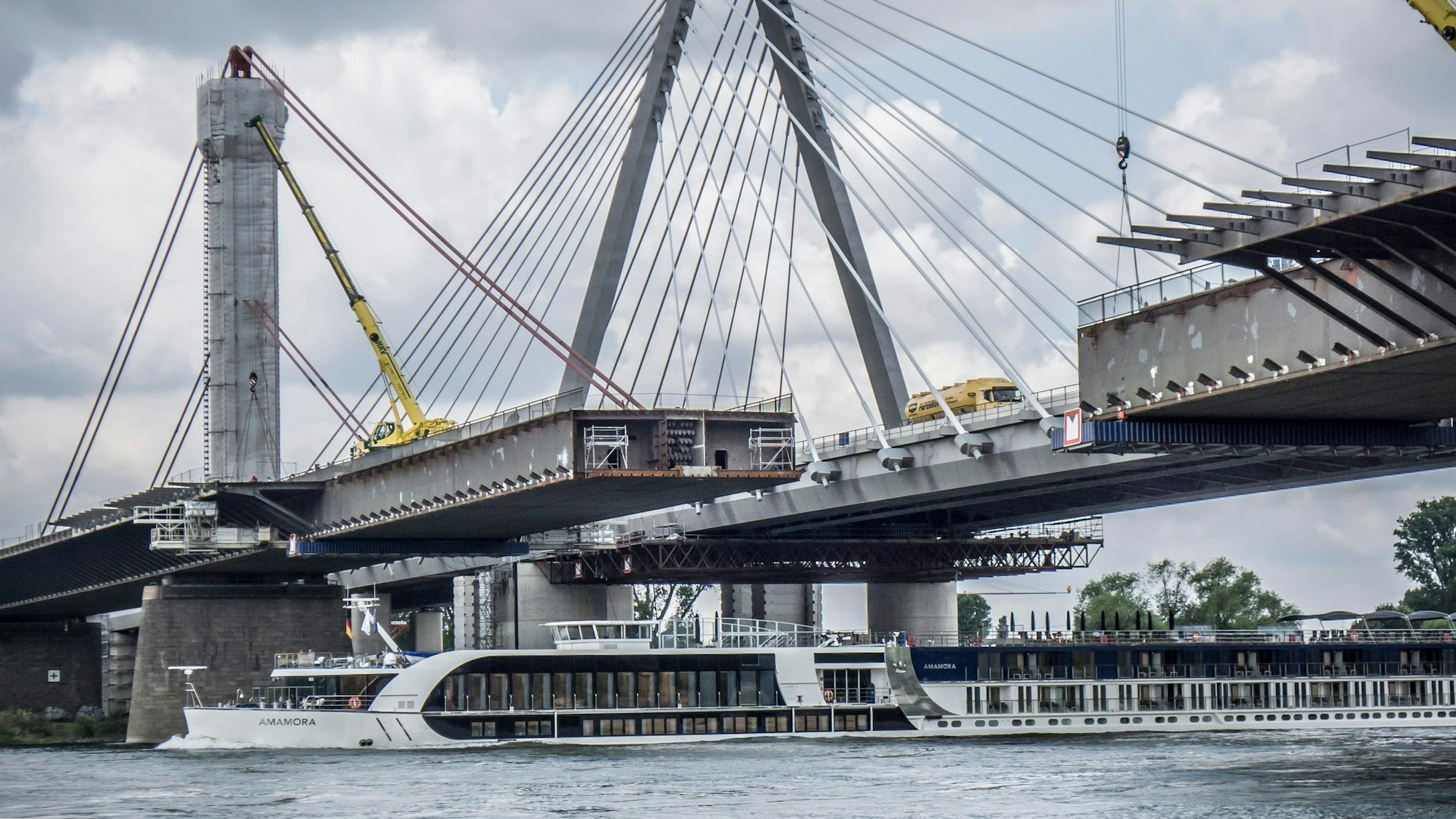 In der alten Autobahnbrücke klafft mittlerweile eine riesige Lücke. Foto: Ralf Krieger