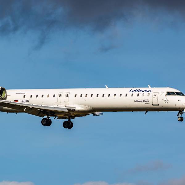 Eine Bombardier CRJ-900 der deutschen Fluggesellschaft Lufthansa fliegt unter einer Unwetterwolke hinweg. (Symbolbild)