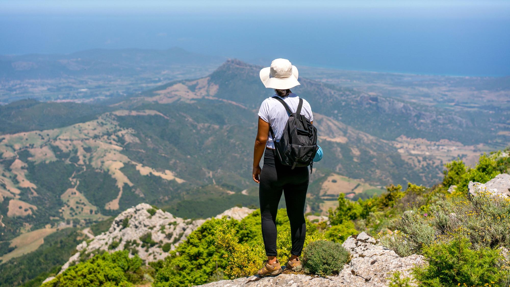 Ein Tourist in den Bergen von Sardinien.