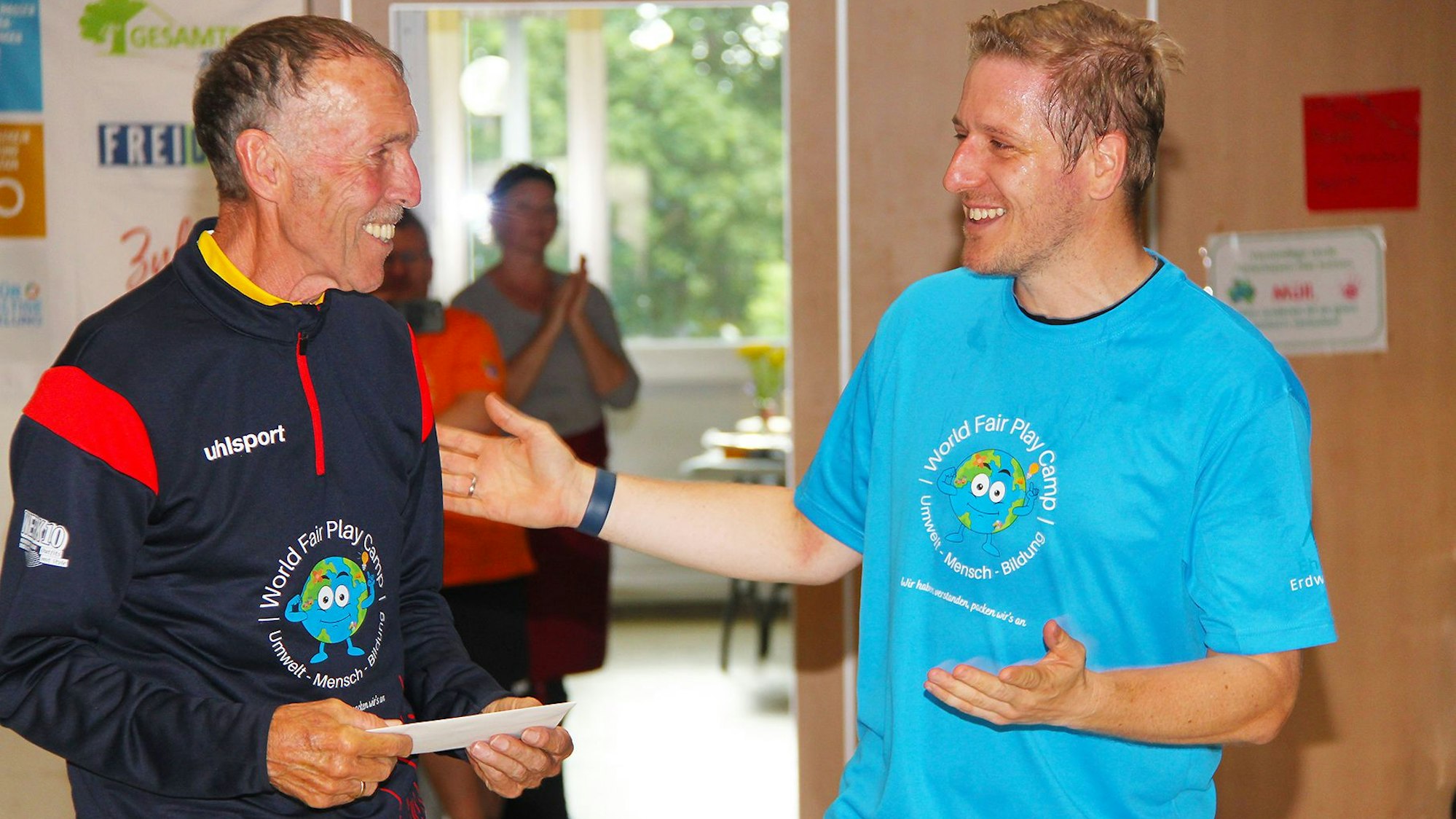 Landrat Markus Ramers im hellblauen T-Shirt und Herbert Ehlen im dunklen Pullover stehen sich gegenüber und unterhalten sich.