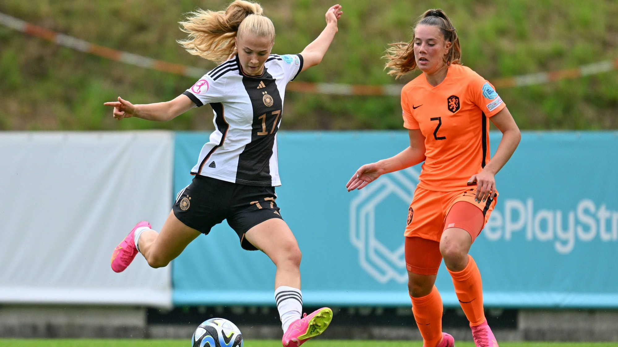 UEFA WOMEN S UNDER-19 EURO NETHERLANDS VS GERMANY Paulina Bartz 17 of Germany and Louise van Oosten 2 of The Netherlands pictured during a female soccer game between the national women under 19 teams of The Netherlands and Germany at the UEFA Womens Under-19 EURO Final Tournament on the third matchday in Group A on Wednesday 24 July 2023 in Tubize , Belgium . PHOTO SPORTPIX David Catry Tubize Stade Leburton Walloon Brabant Belgium PUBLICATIONxNOTxINxBEL Copyright: xSportpix.bex xDavidxCatryxDavidxCatryx