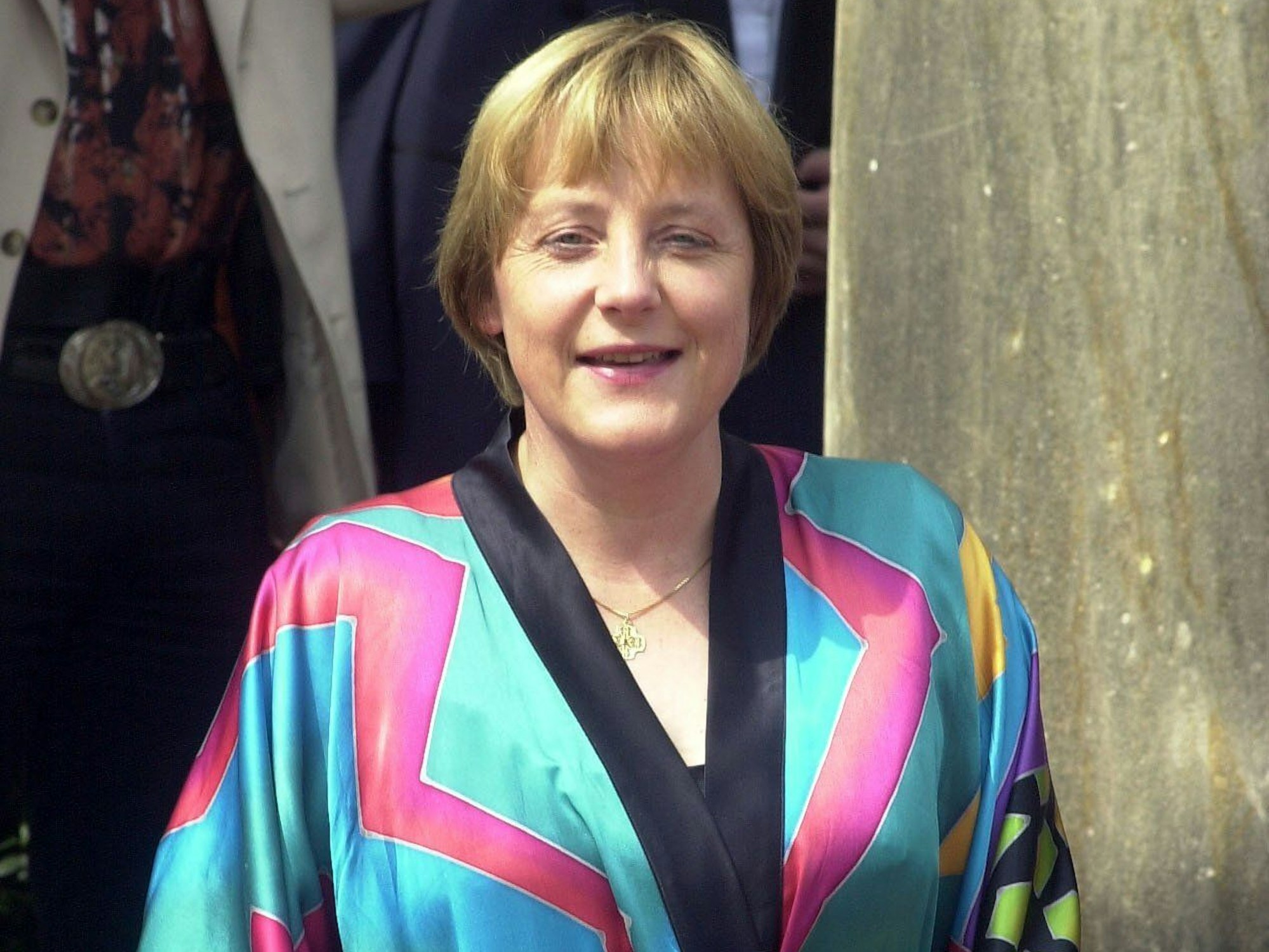 Angela Merkel steht vor dem Bayreuther Festspielhaus.