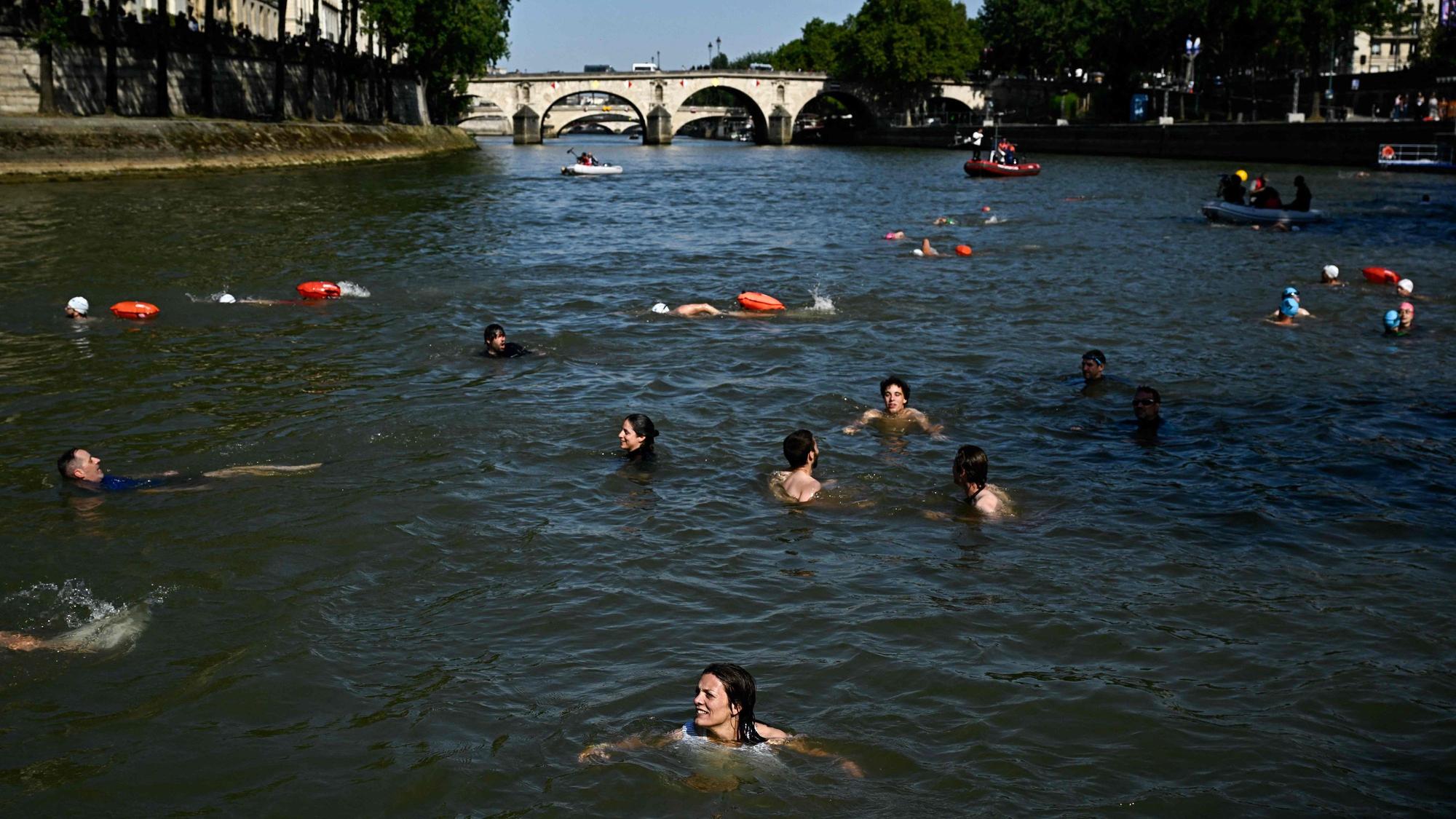 Pariserinnen und Pariser schwimmen in der Seine