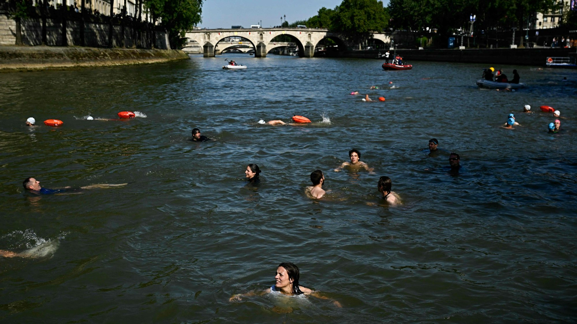 Pariserinnen und Pariser schwimmen in der Seine