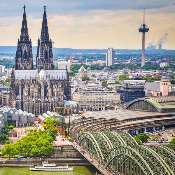 Luftaufnahme der linken Rheinseite mit Blick auf Dom, Colonius und die Hohenzollernbrücke.