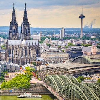 Luftaufnahme der linken Rheinseite mit Blick auf Dom, Colonius und die Hohenzollernbrücke.