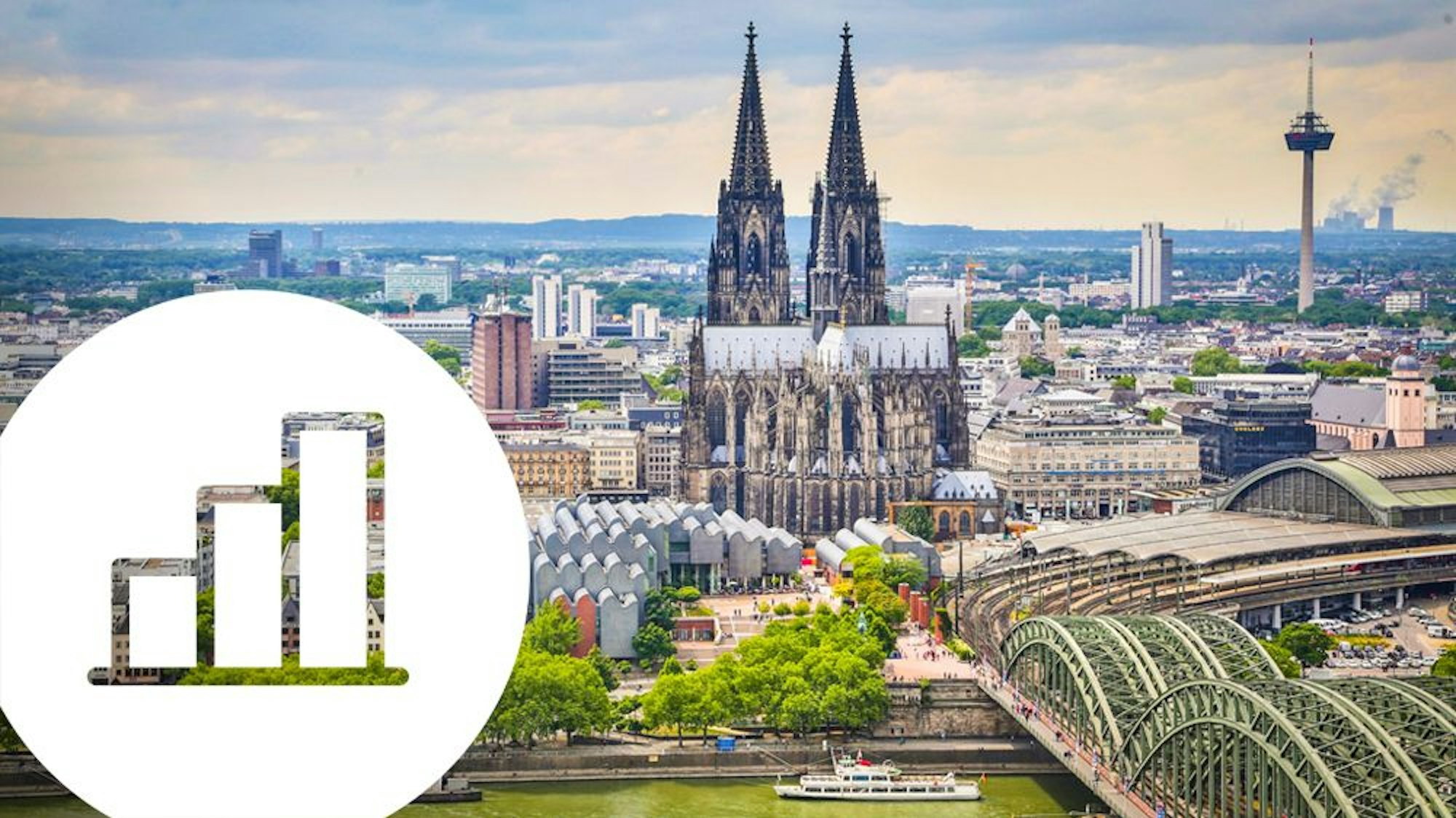 Luftaufnahme der linken Rheinseite mit Blick auf Dom, Colonius und die Hohenzollernbrücke.