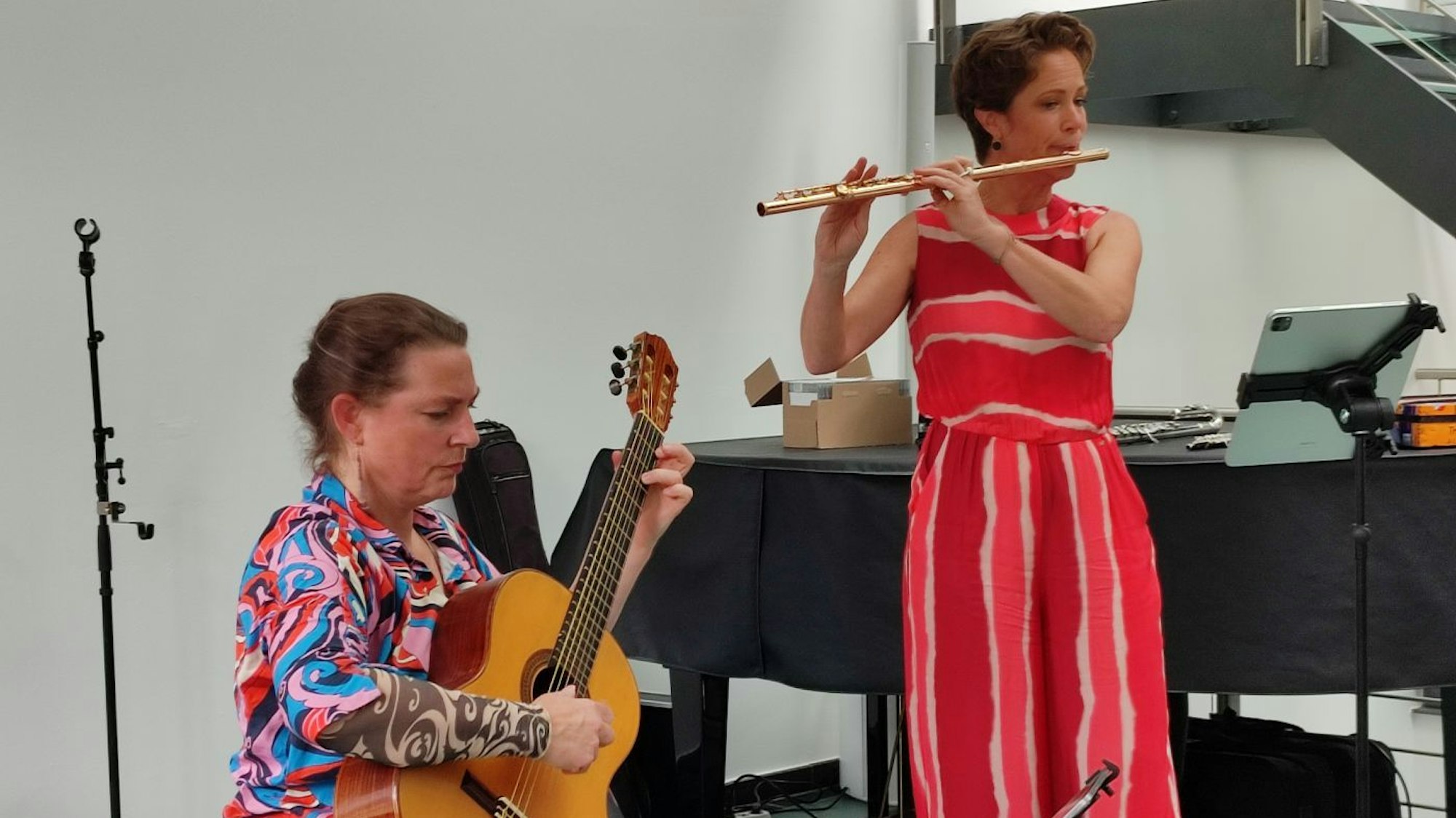 Britta Jakobs mit Querflöte und Irene Kalisvaart mit Gitarre bei ihrem Auftritt im  Kunstforum Eifel in Gemünd.