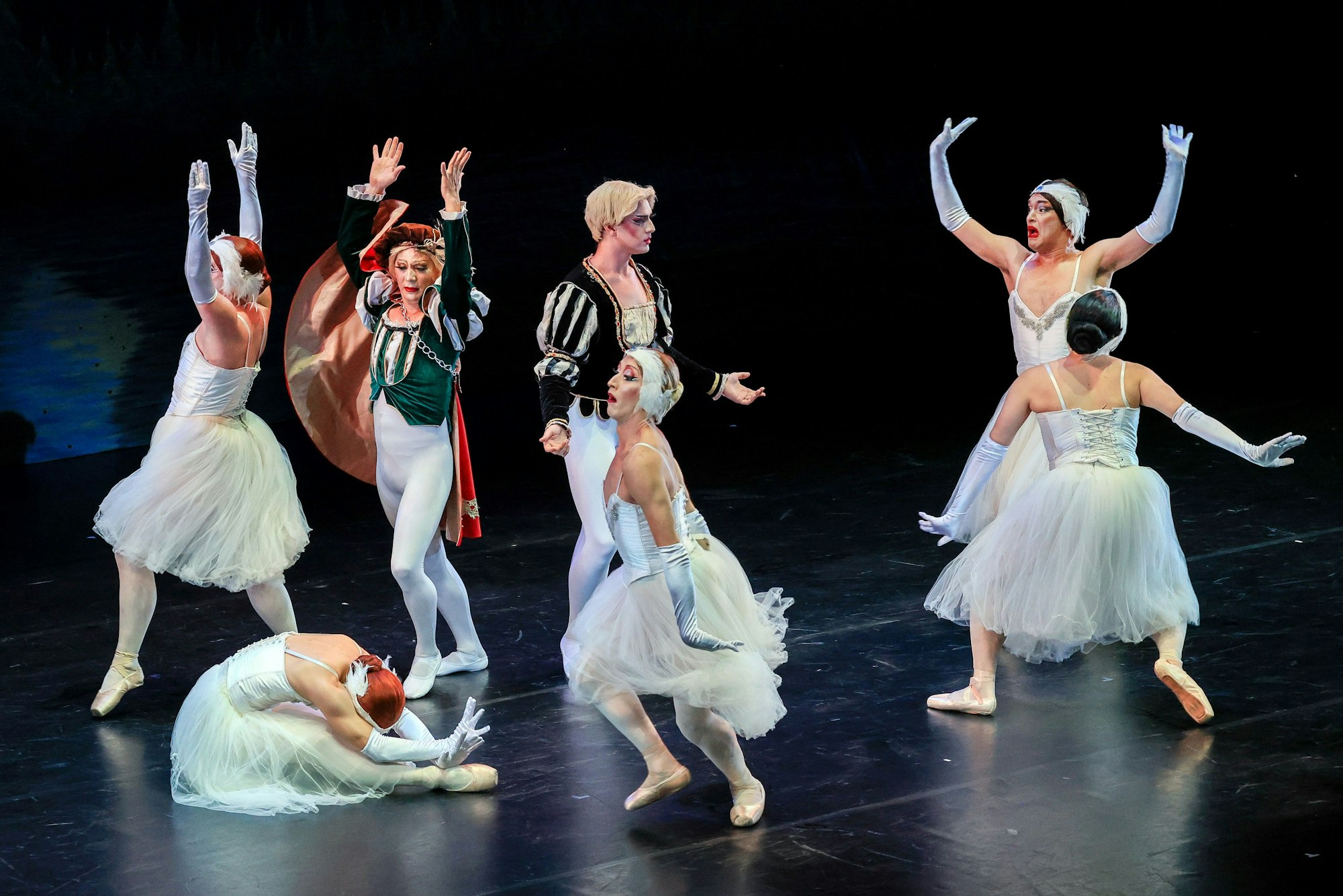 Balletttänzer tanzen quer durcheinander.