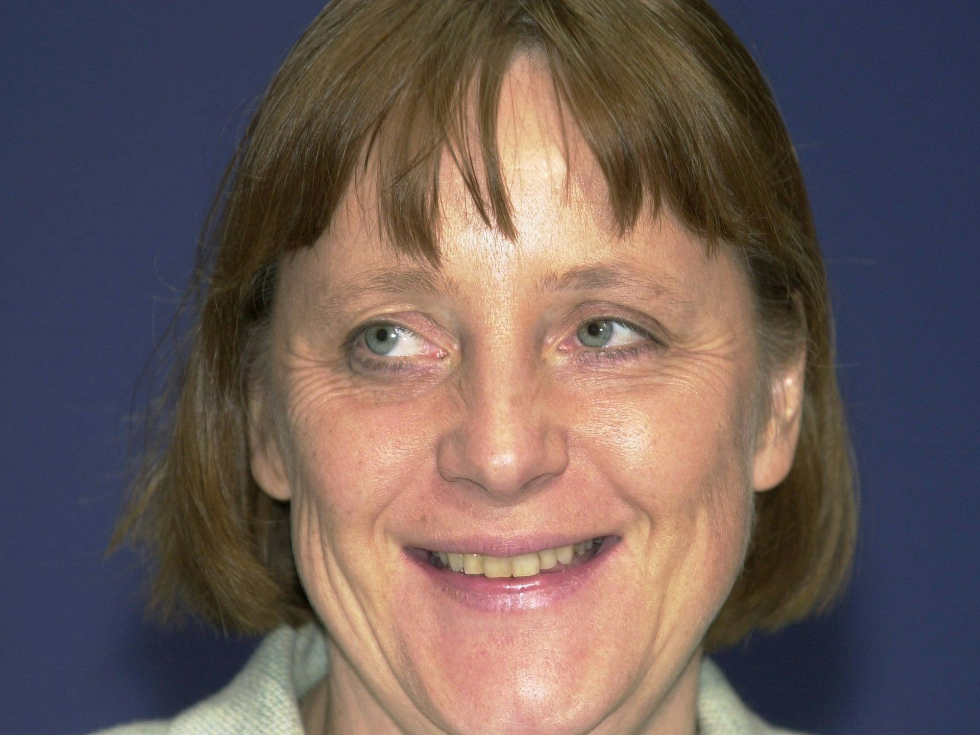 Angela Merkel lacht während einer Pressekonferenz zur Zukunft der Bundeswehr in Berlin.