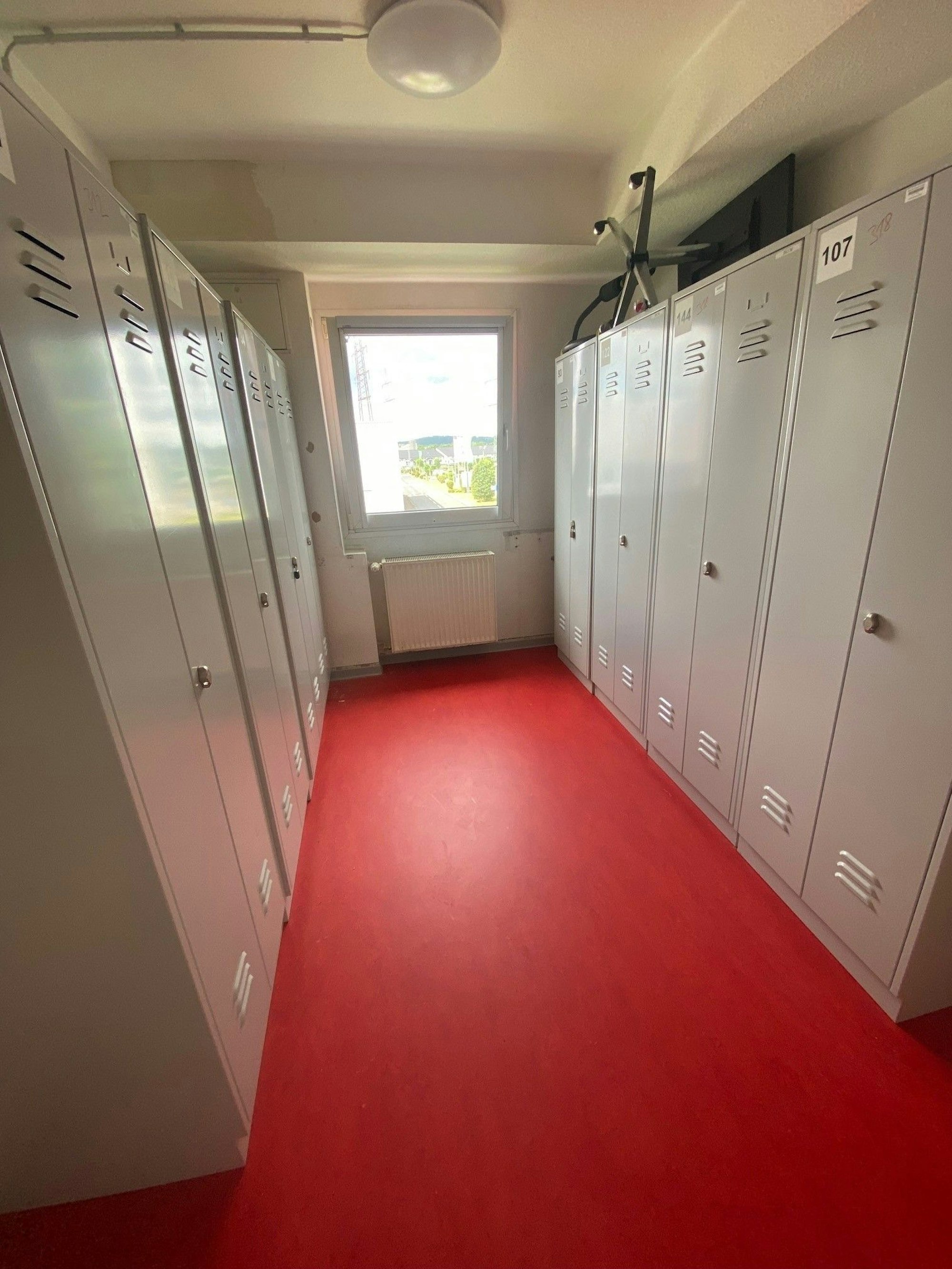 Auf dem Bild sind Metallspinde zu sehen.