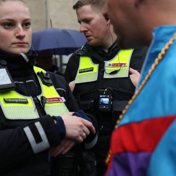 Zwei Einsatzkräfte des Ordnungsdienstes sind an Weiberfastnacht 2024 mit Bodycams in der Altstadt unterwegs.