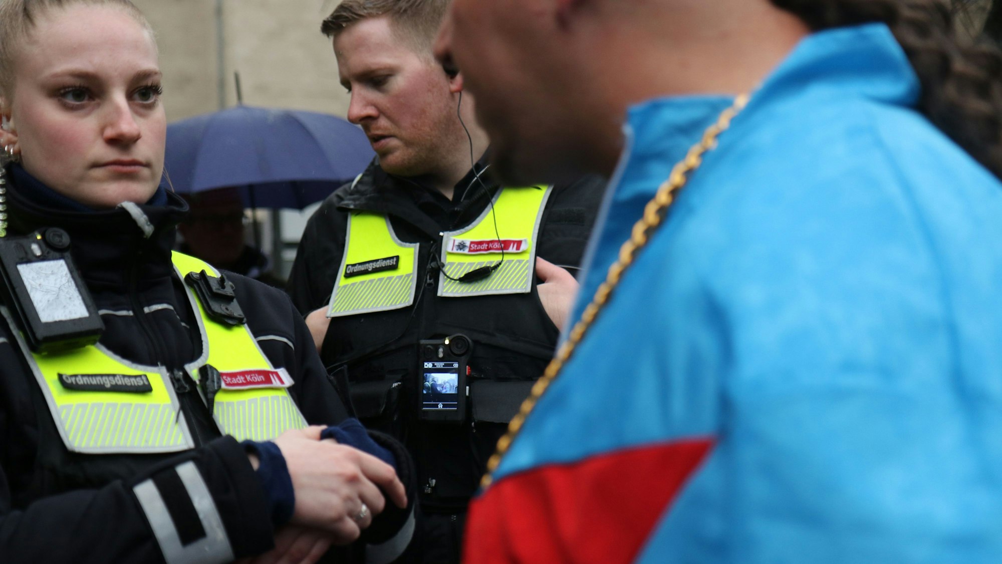 Zwei Einsatzkräfte des Ordnungsdienstes sind an Weiberfastnacht 2024 mit Bodycams in der Altstadt unterwegs.