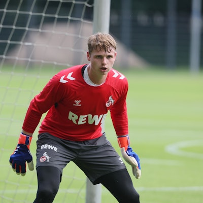 Torhüter Jonas Urbig vom 1. FC Köln konzentriert sich im Training.