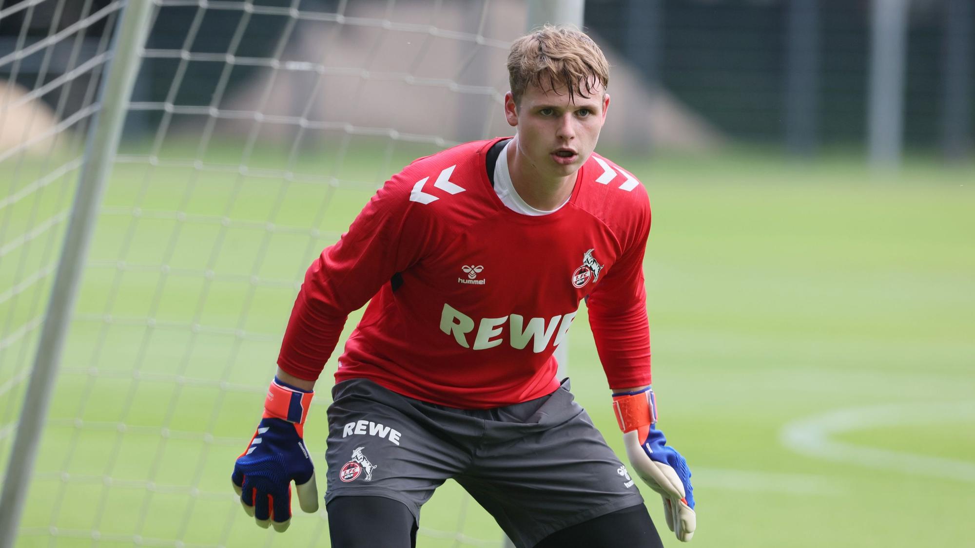 Torhüter Jonas Urbig vom 1. FC Köln konzentriert sich im Training.