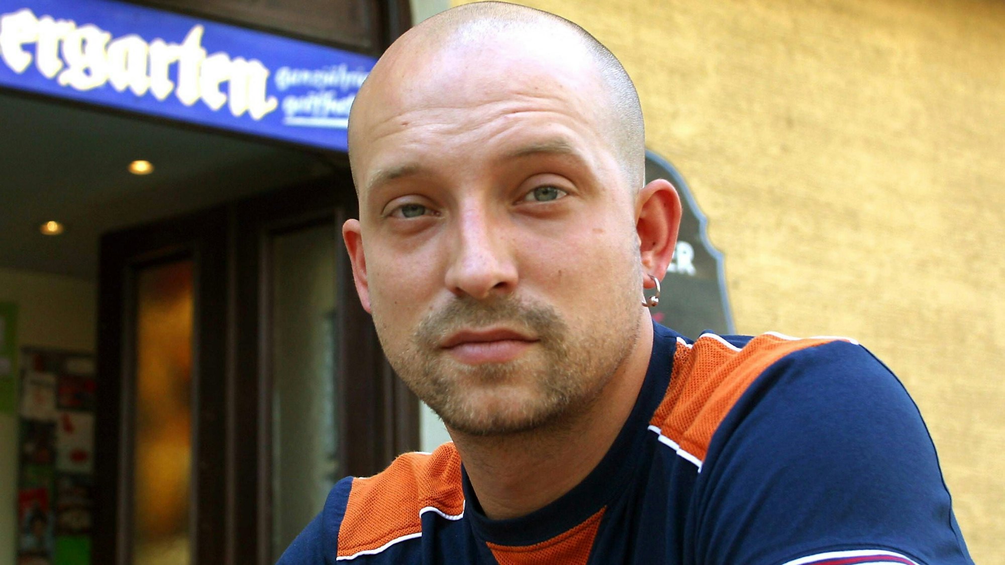 DJ Tomcraft sitzt im Biergarten.