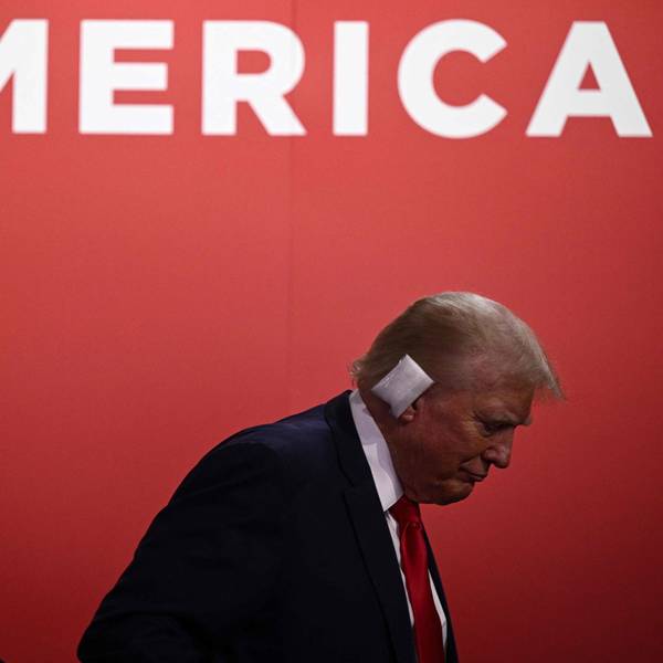 Donald Trump steht vor dem Schriftzug „America“