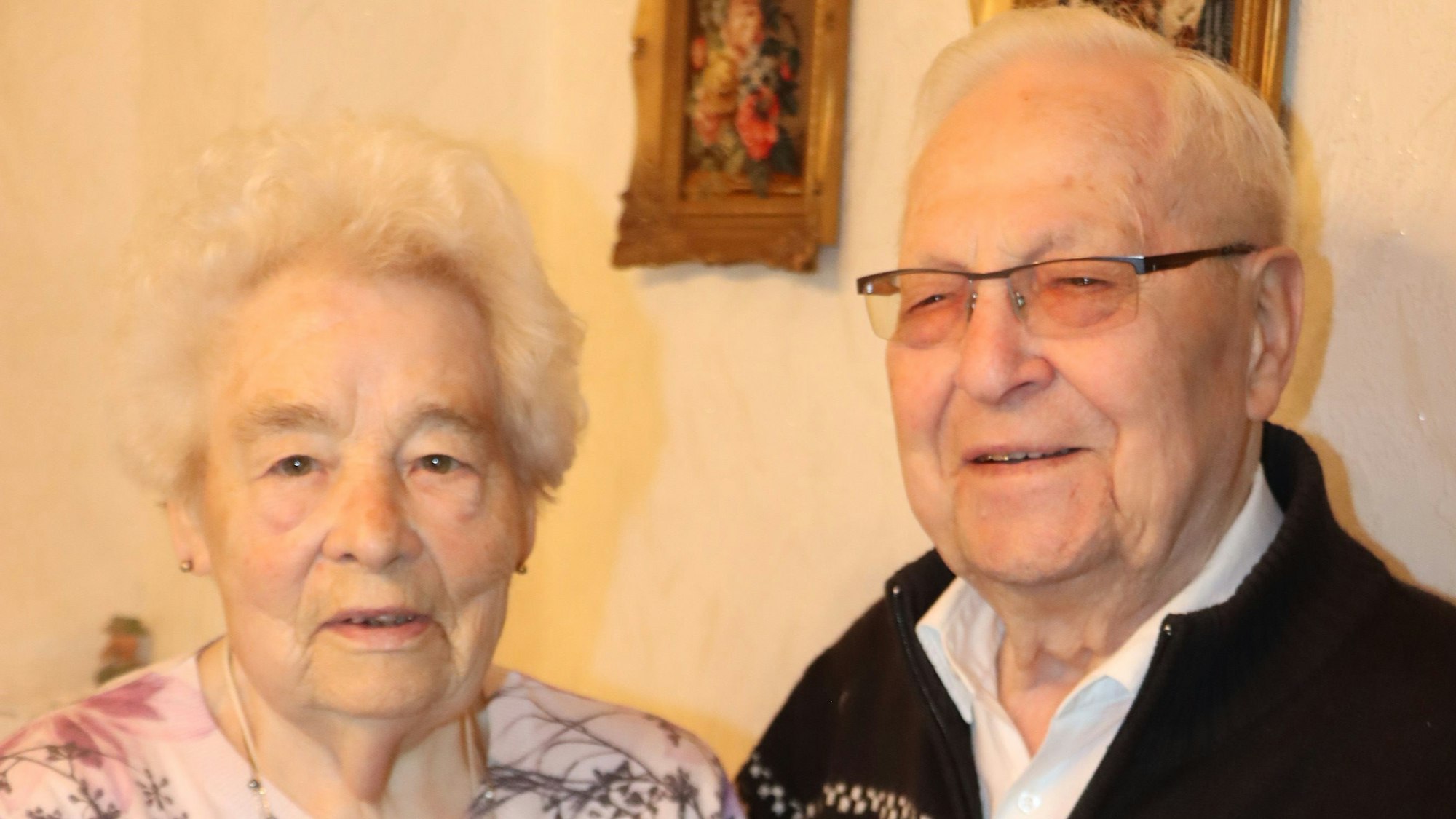 Ein Mann und eine Frau lächeln.