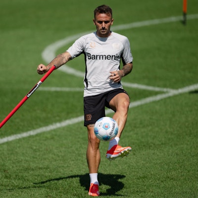 15.07.2024, Nordrhein-Westfalen, Leverkusen: Fußball: Bundesliga, Trainingsauftakt Bayer 04 Leverkusen. Aleix Garcia spielt den Ball. Foto: Marius Becker/dpa +++ dpa-Bildfunk +++