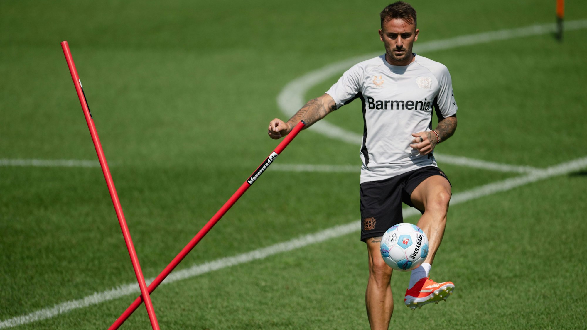 15.07.2024, Nordrhein-Westfalen, Leverkusen: Fußball: Bundesliga, Trainingsauftakt Bayer 04 Leverkusen. Aleix Garcia spielt den Ball. Foto: Marius Becker/dpa +++ dpa-Bildfunk +++