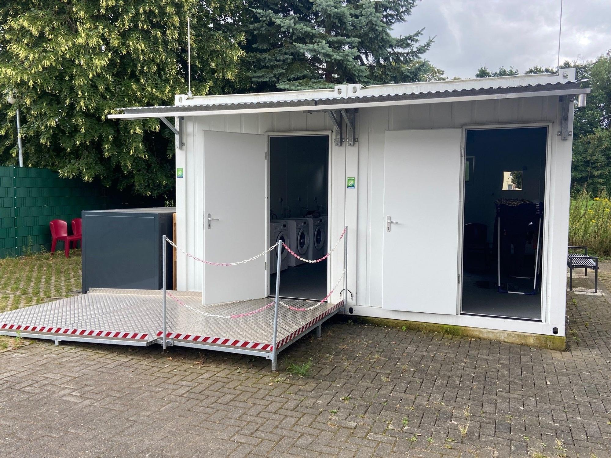 Auf dem Bild sind Container mit Waschmaschinen zu sehen.