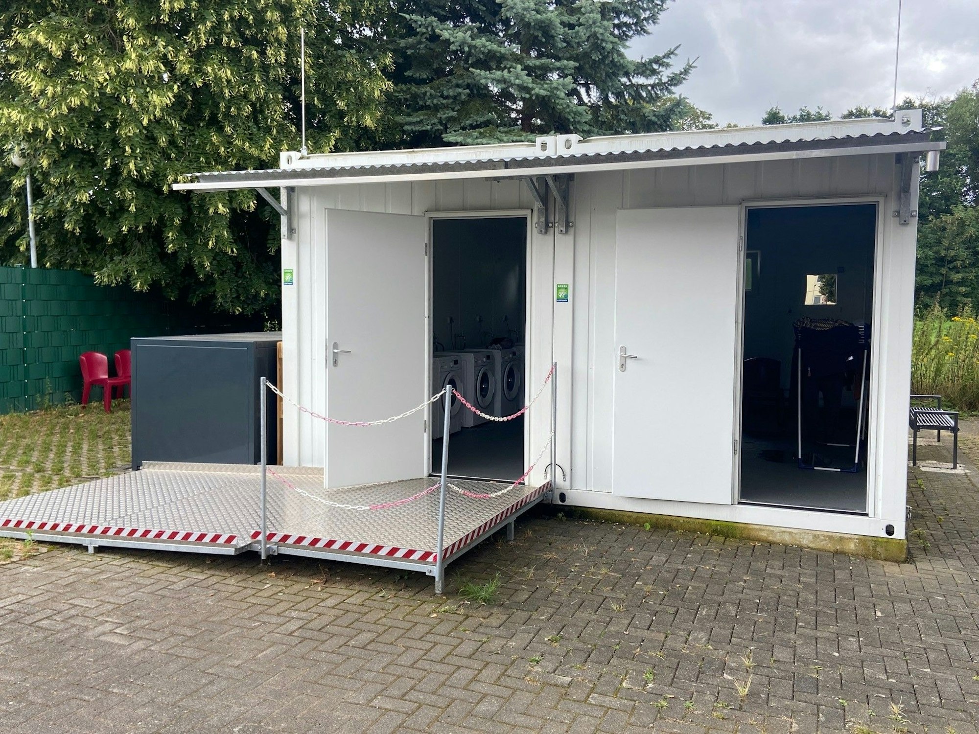 Auf dem Bild sind Container mit Waschmaschinen zu sehen.