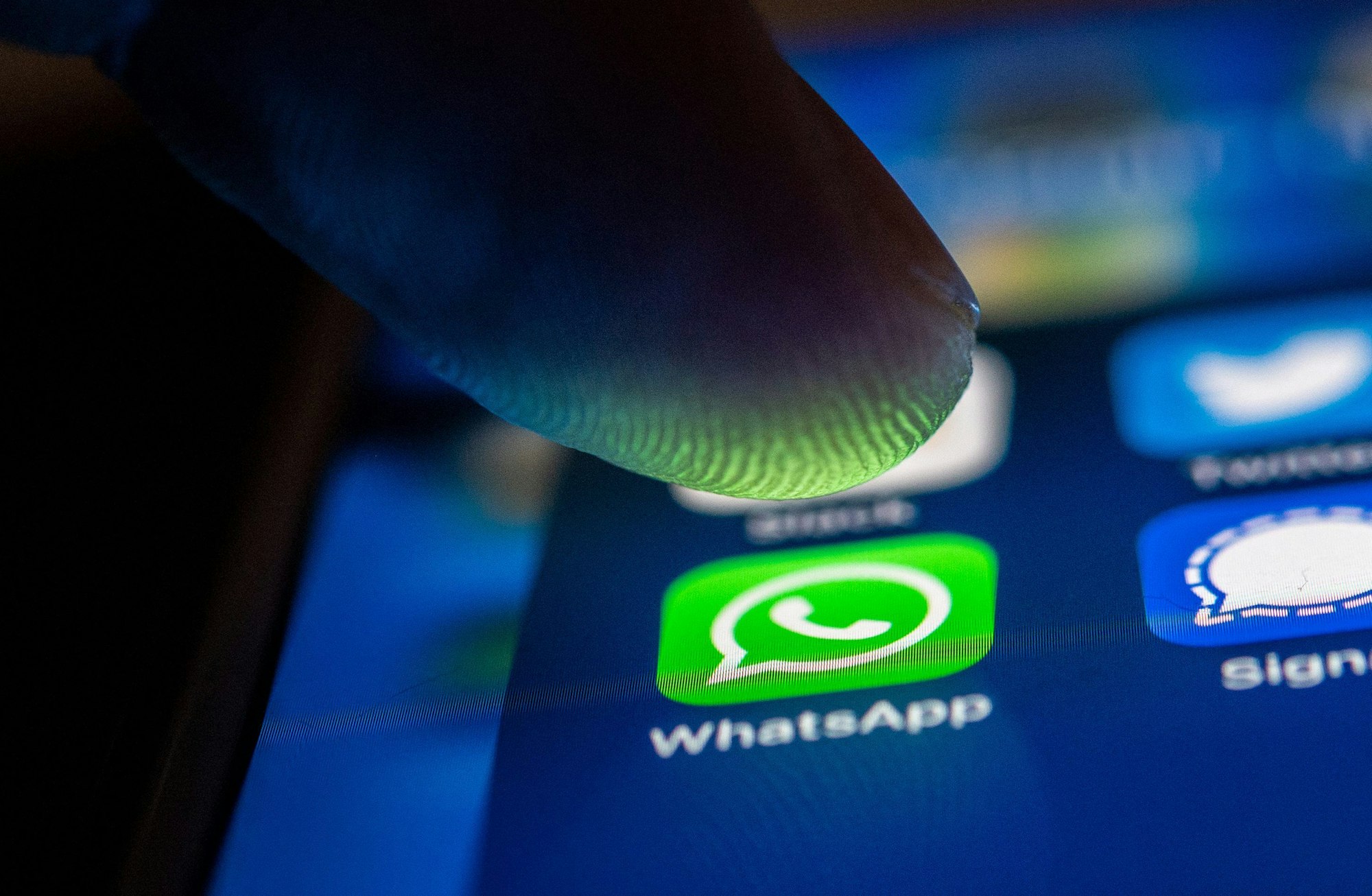 ARCHIV - 19.01.2021, Berlin: Ein Finger berührt das WhatsApp-Logo auf einem Smartphone. (zu dpa: «Bericht: WhatsApp ermöglicht künftig personalisierte Avatare») Foto: Zacharie Scheurer/dpa-tmn/dpa +++ dpa-Bildfunk +++