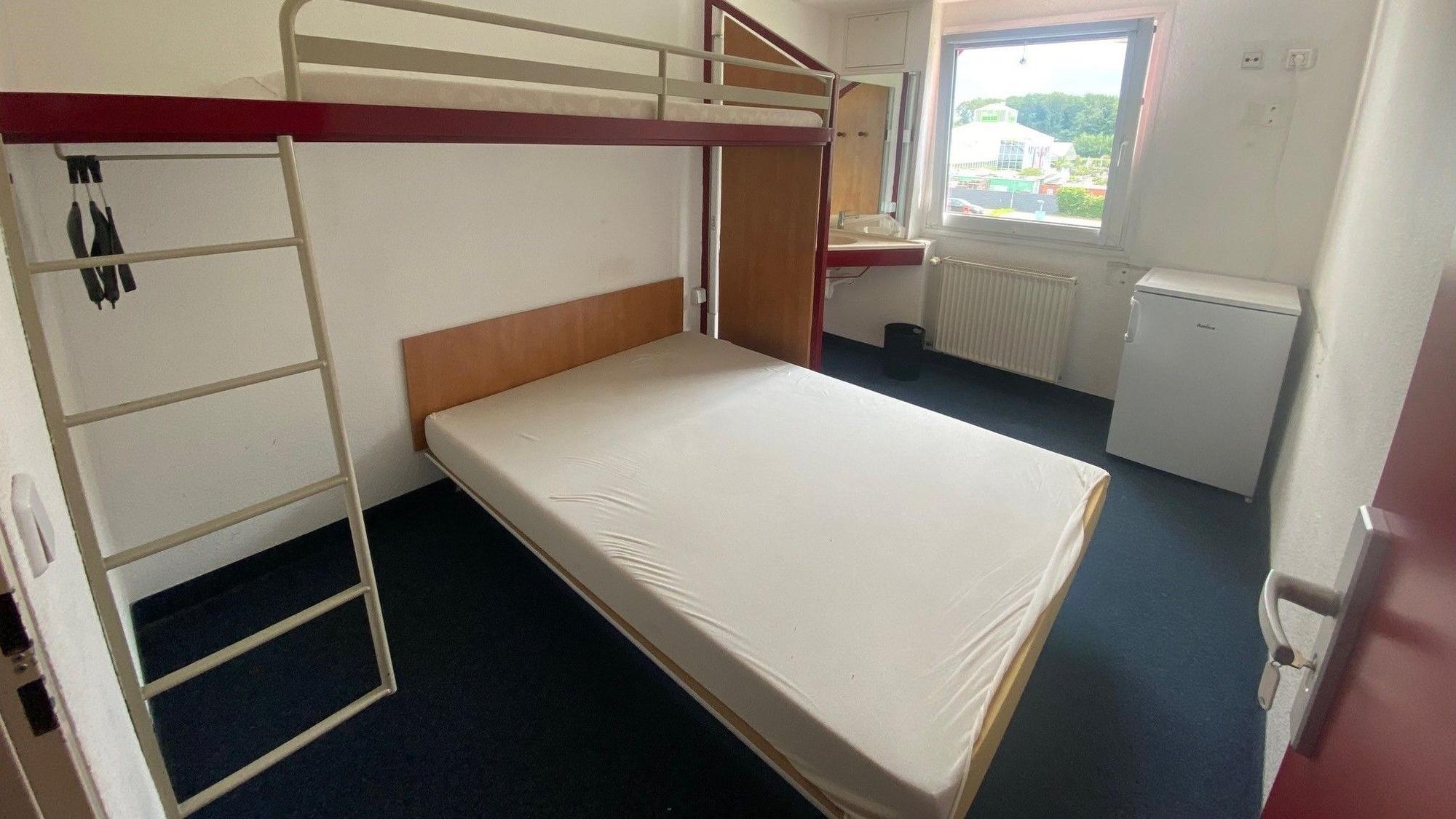 Auf dem Bild ist ein Zimmer in der neuen Unterkunft zu sehen.