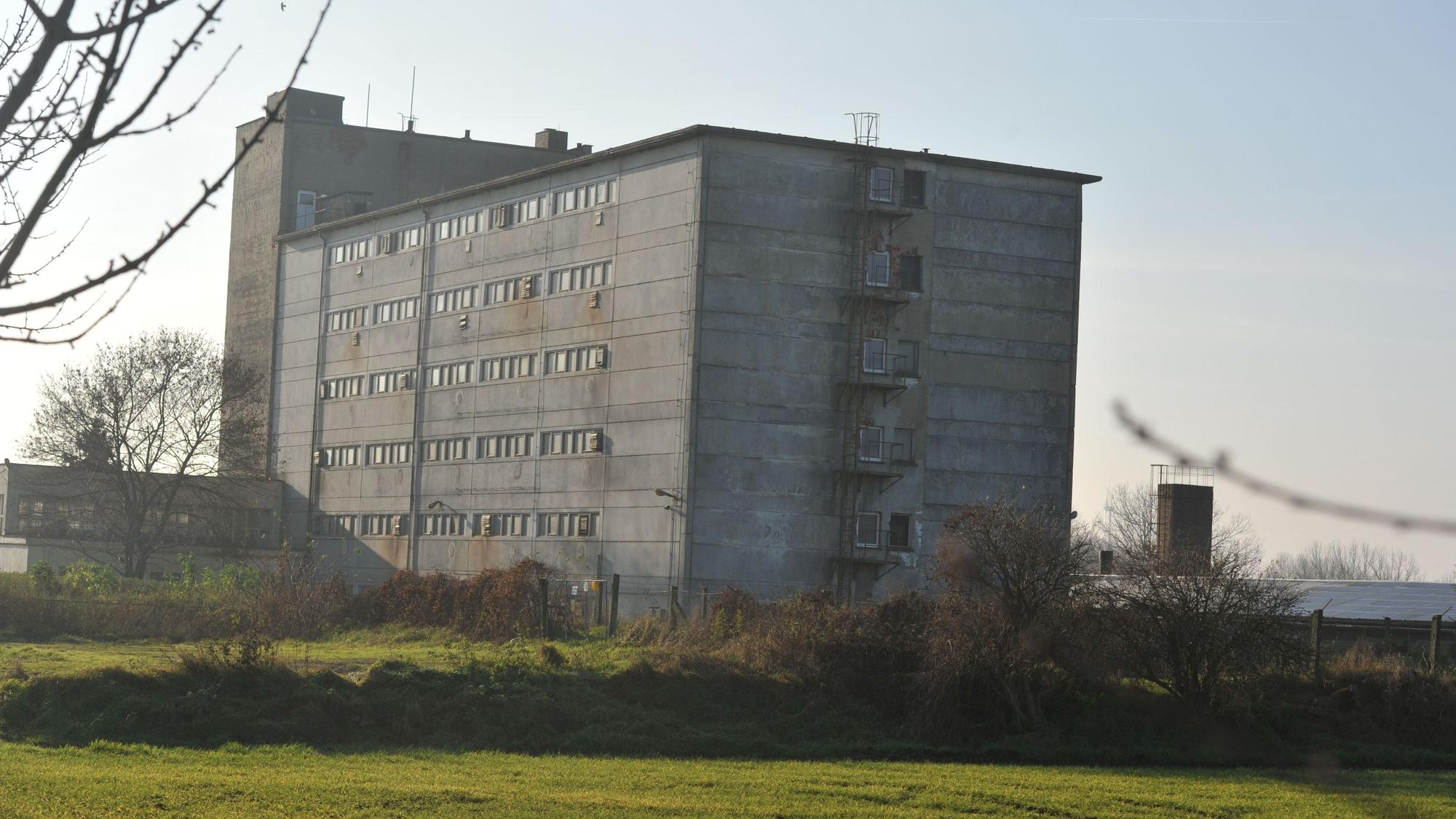 Ein Bodenhochhaus für die Zucht von Schweinen.