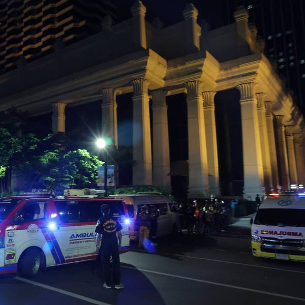Ein Krankenwagen steht vor dem Grand Hyatt Erawan Hotel im Zentrum von Bangkok. Ein Hotelmitarbeiter hatte sechs Touristen in einem Zimmer tot aufgefunden. Ein weiterer Mann wird vermisst.