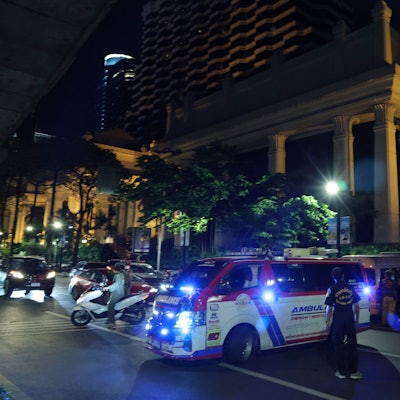 Ein Krankenwagen steht vor dem Grand Hyatt Erawan Hotel im Zentrum von Bangkok. Ein Hotelmitarbeiter hatte sechs Touristen in einem Zimmer tot aufgefunden. Ein weiterer Mann wird vermisst.