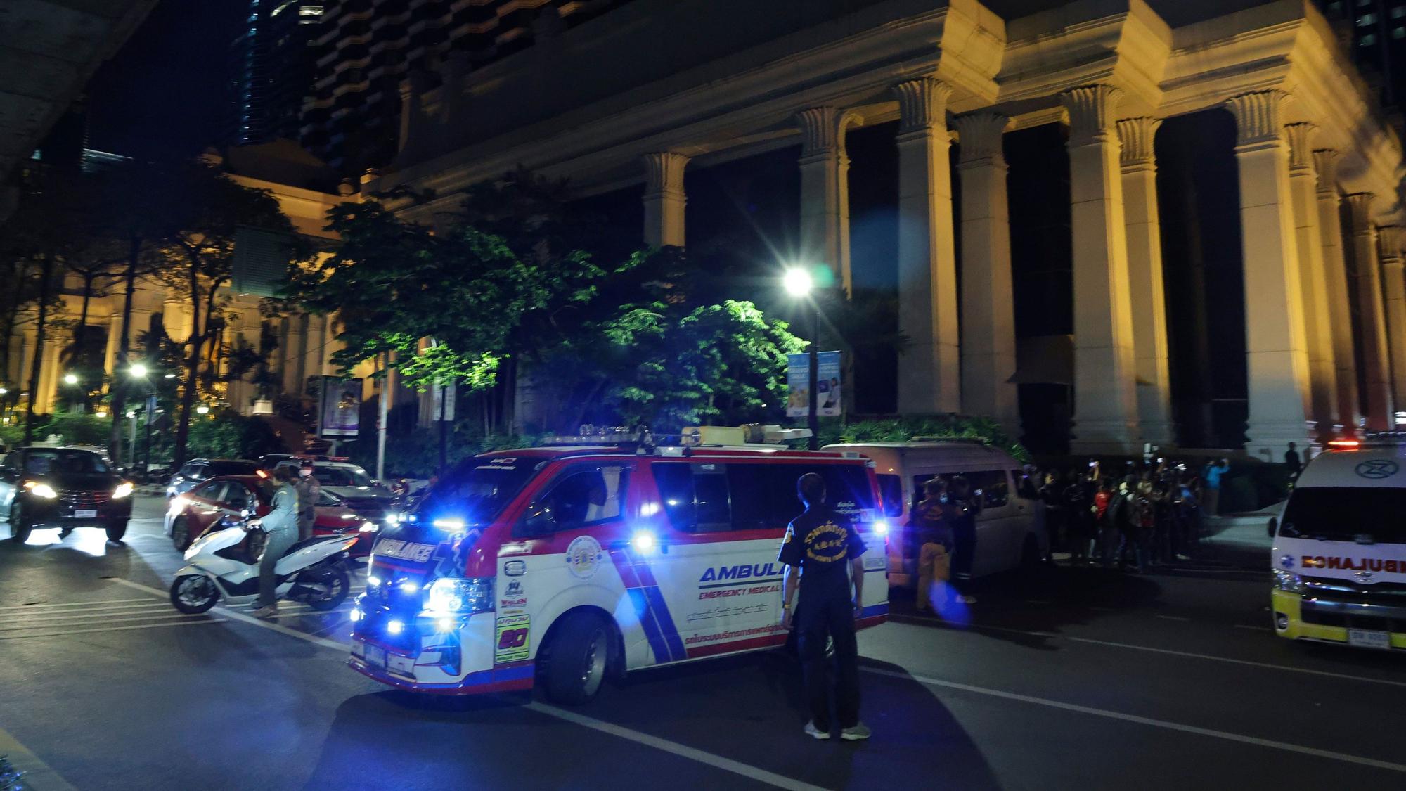 Ein Krankenwagen steht vor dem Grand Hyatt Erawan Hotel im Zentrum von Bangkok. Ein Hotelmitarbeiter hatte sechs Touristen in einem Zimmer tot aufgefunden. Ein weiterer Mann wird vermisst.