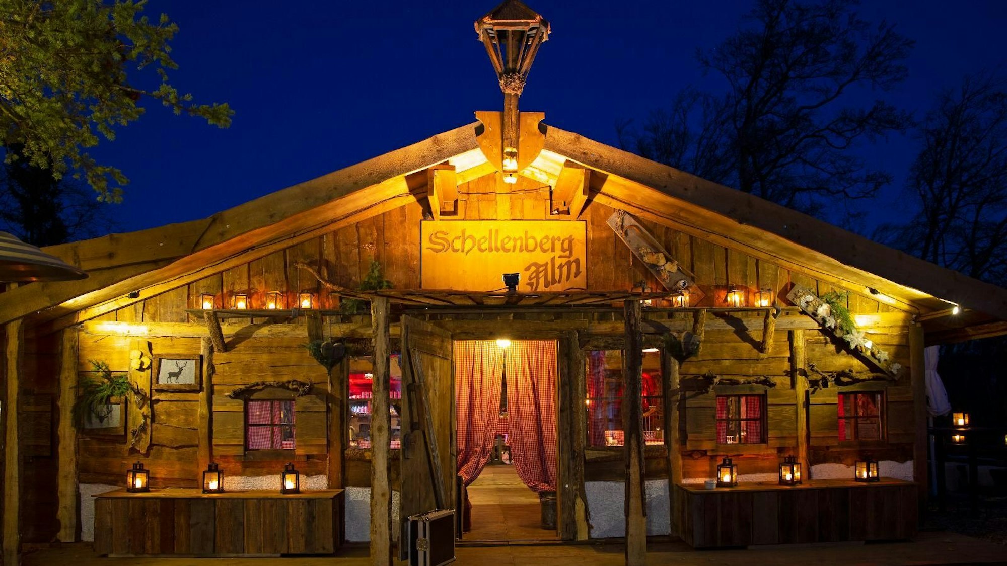Eine solche Hütte soll im Winter auf der Wiese neben dem Wasserturm Hotel stehen.