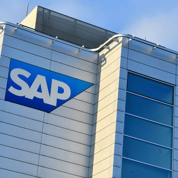 Ein Logo des Softwarekonzerns an der Unternehmenszentrale von SAP.