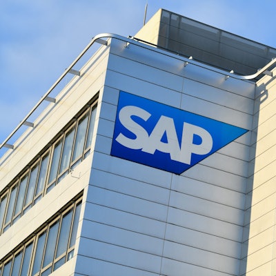 Ein Logo des Softwarekonzerns an der Unternehmenszentrale von SAP.