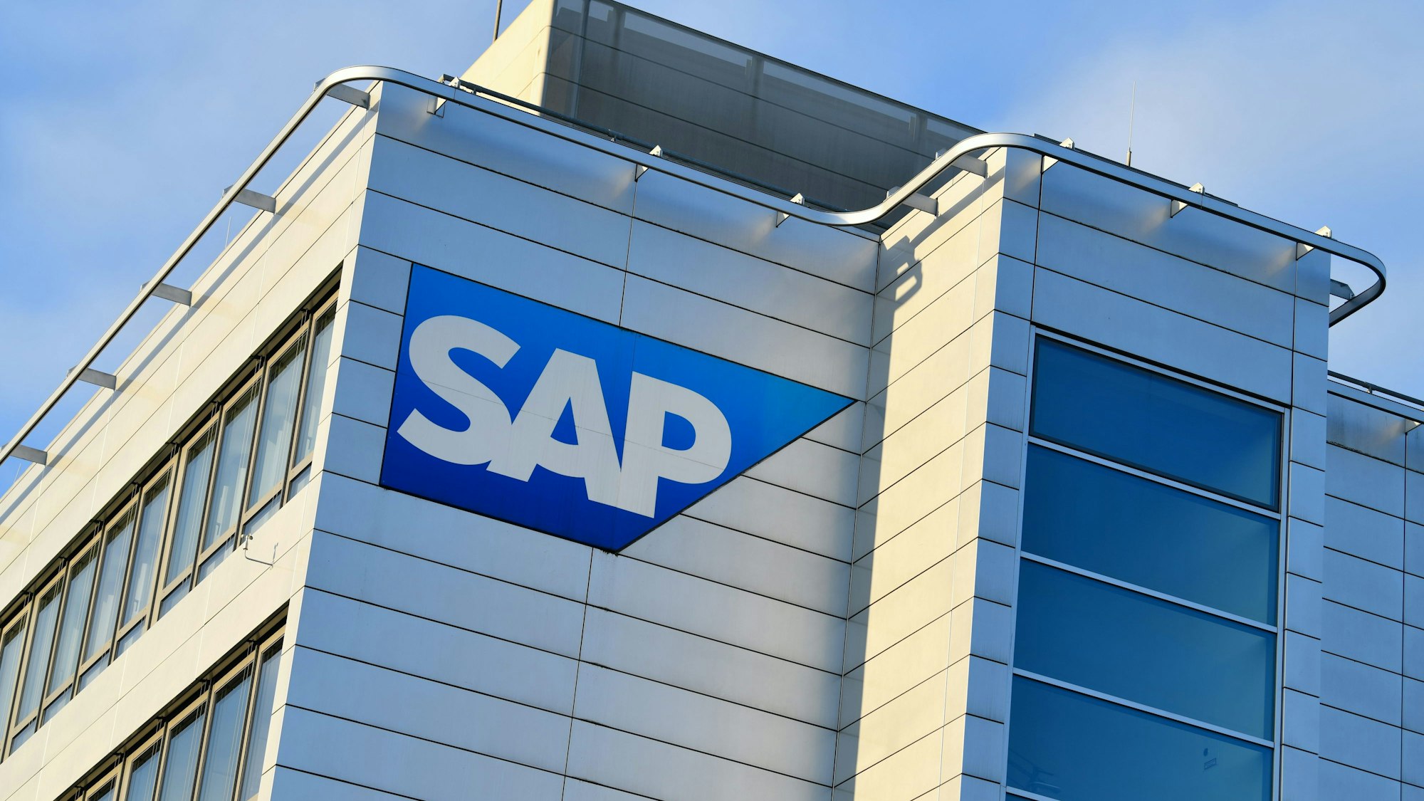 Ein Logo des Softwarekonzerns an der Unternehmenszentrale von SAP.