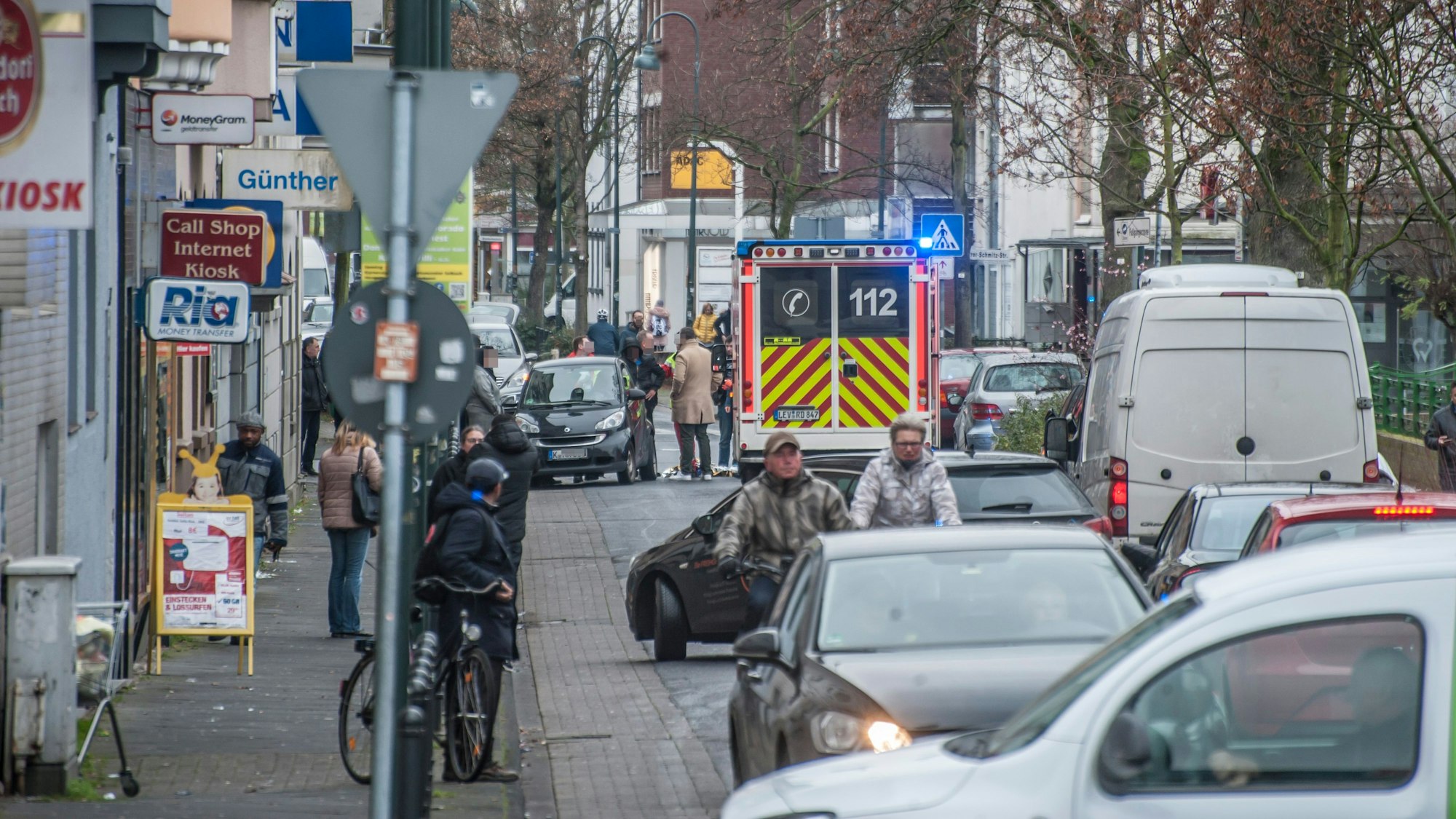 Ein Rettungswagen und viele Autos auf der Dönhoffstraße nach dem Raubüberfall am 27. Dezember 2019